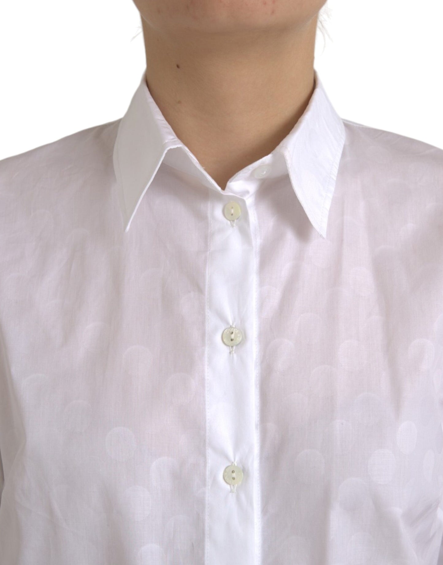 Camisa polo de manga corta con cuello blanco