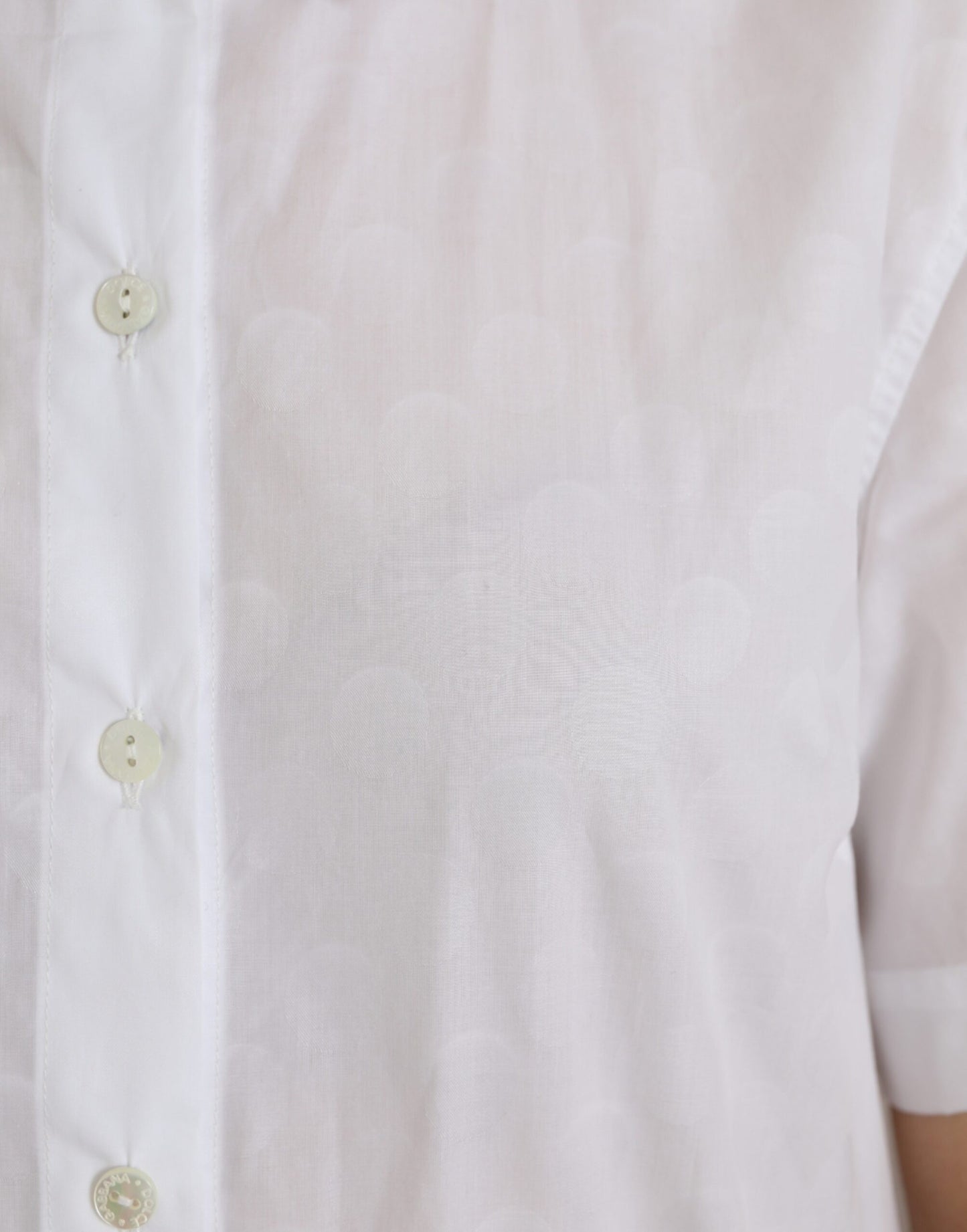 Camisa polo de manga corta con cuello blanco