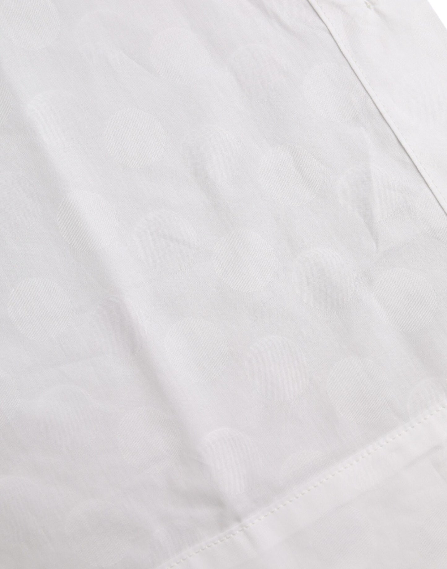 Camisa polo de manga corta con cuello blanco