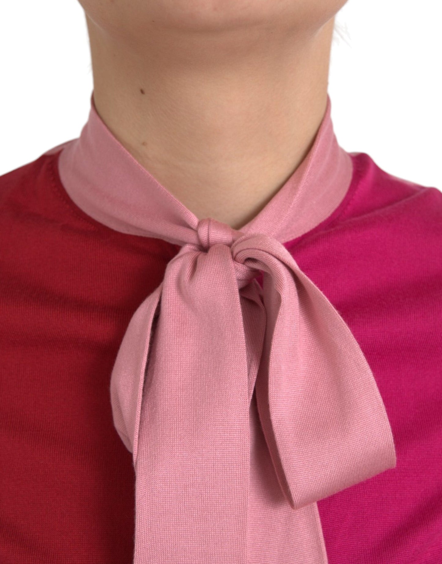 Jersey rosa de manga corta con cuello Ascot