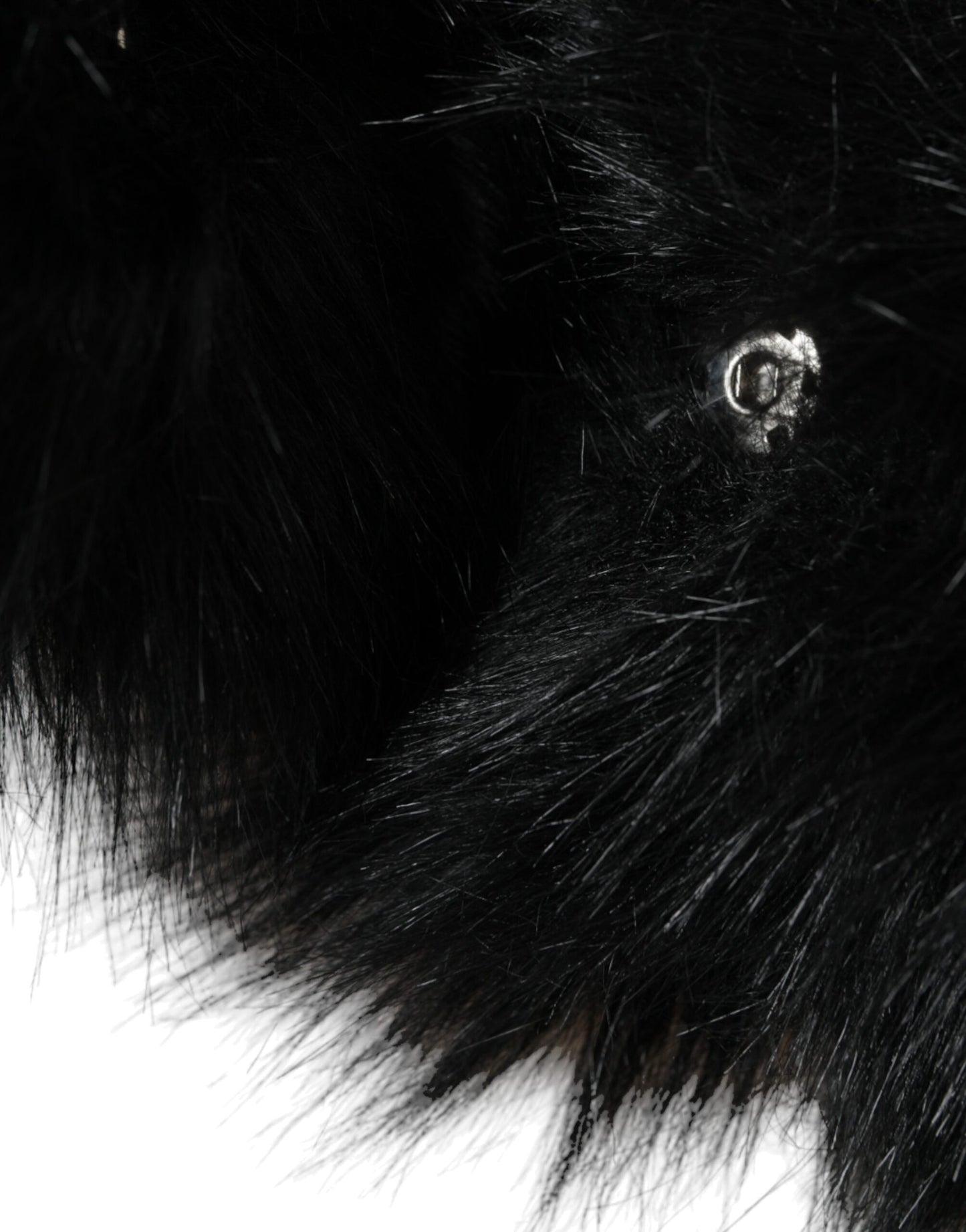 Chapeau enveloppant en fausse fourrure noire