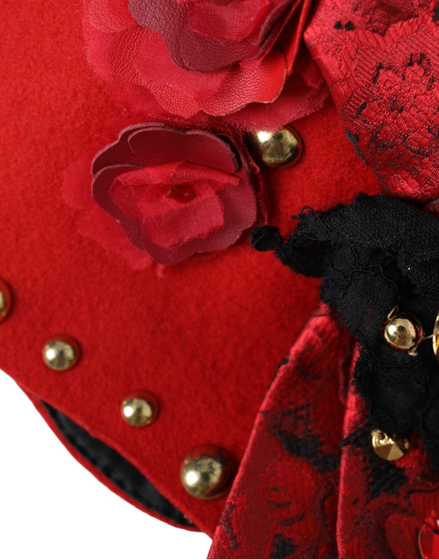 Broche con rosas doradas y cristales rojos adornado con sombrero