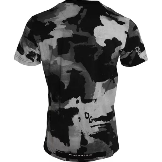 Camiseta de cuello redondo con estampado de camuflaje blanco y negro
