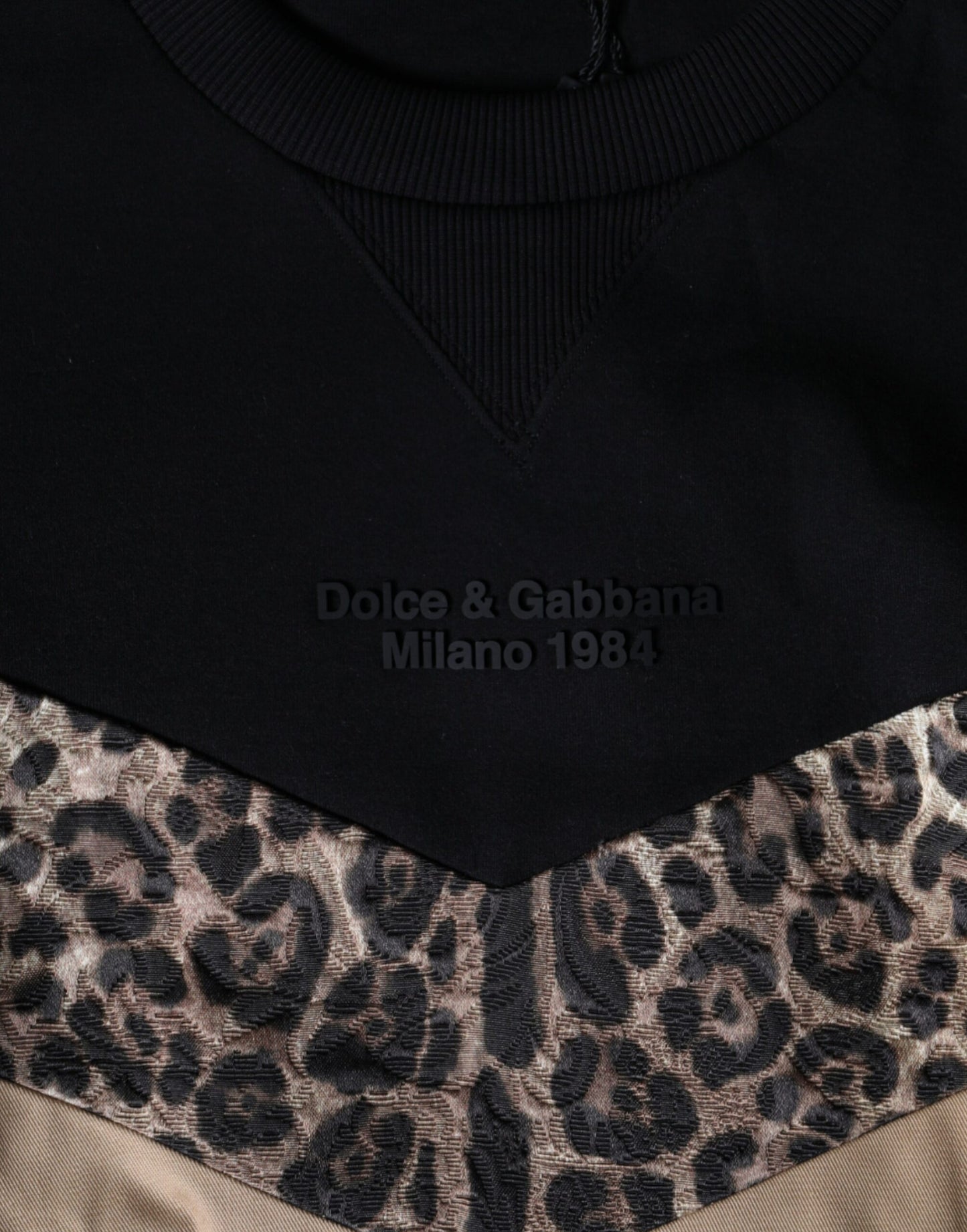 Sudadera con cuello redondo y estampado de leopardo negro