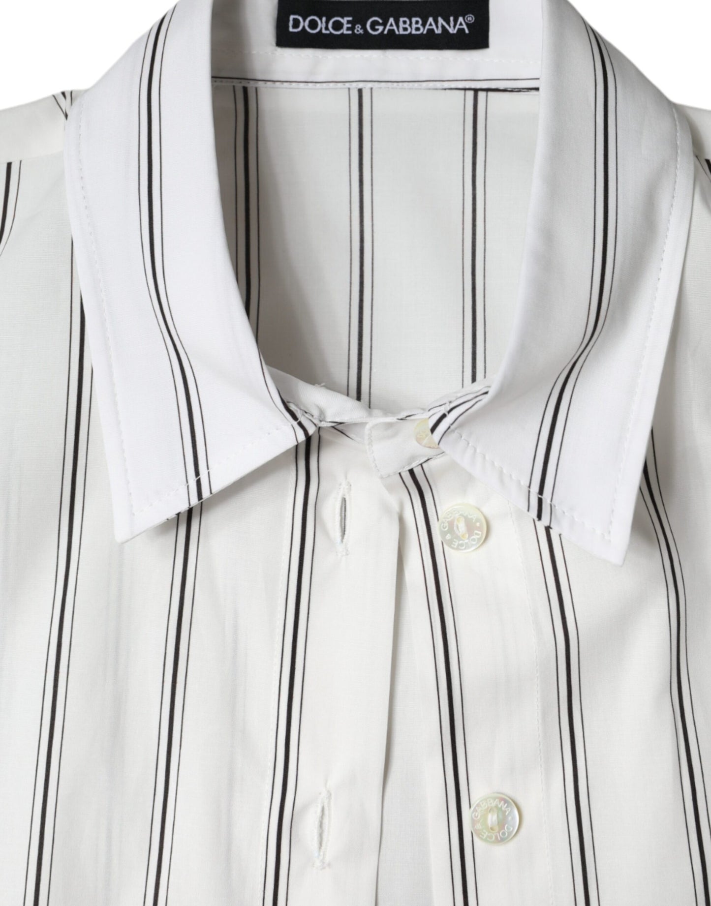 Polo de manga corta con cuello y rayas blancas