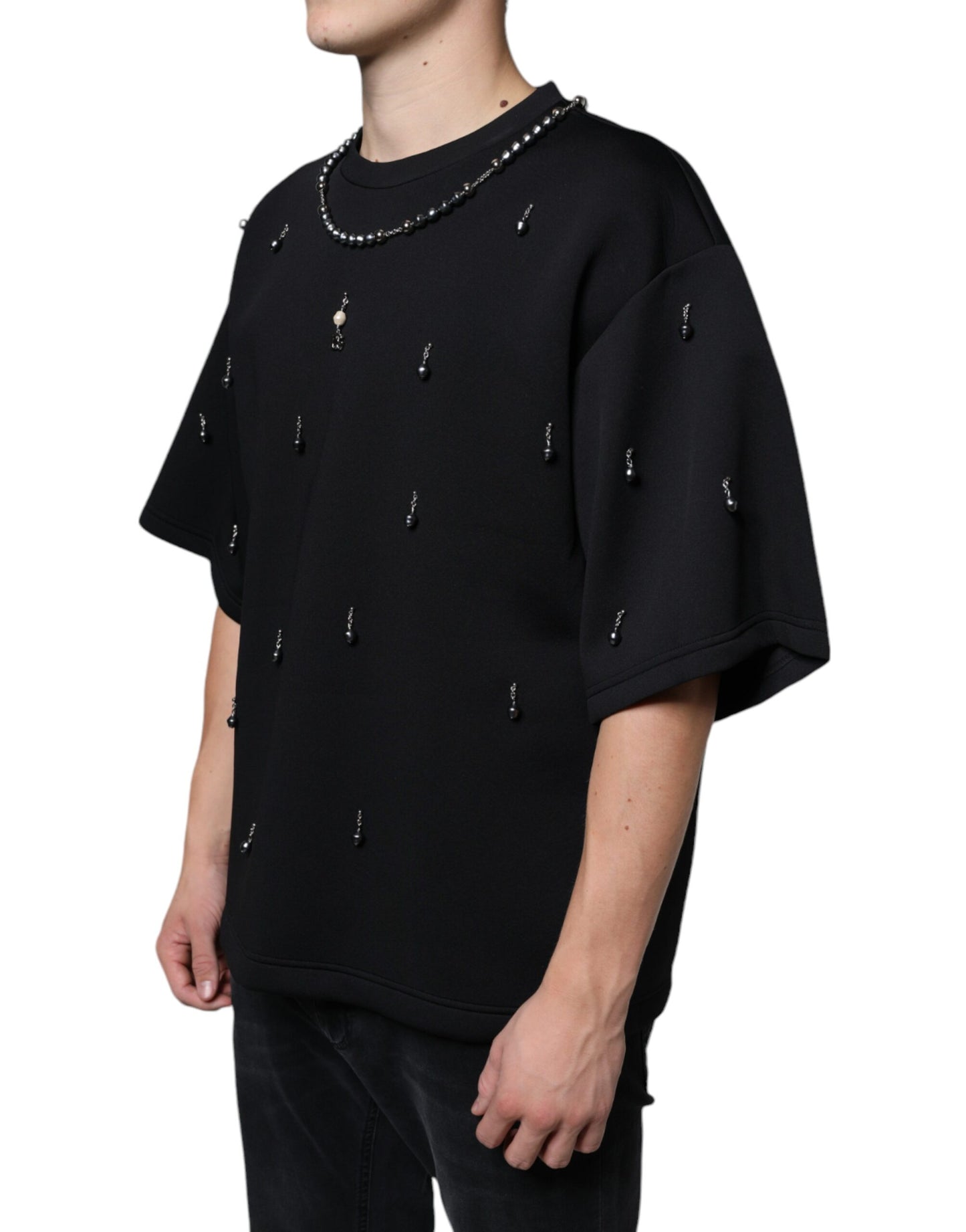 T-shirt noir orné d'un collier en polyester