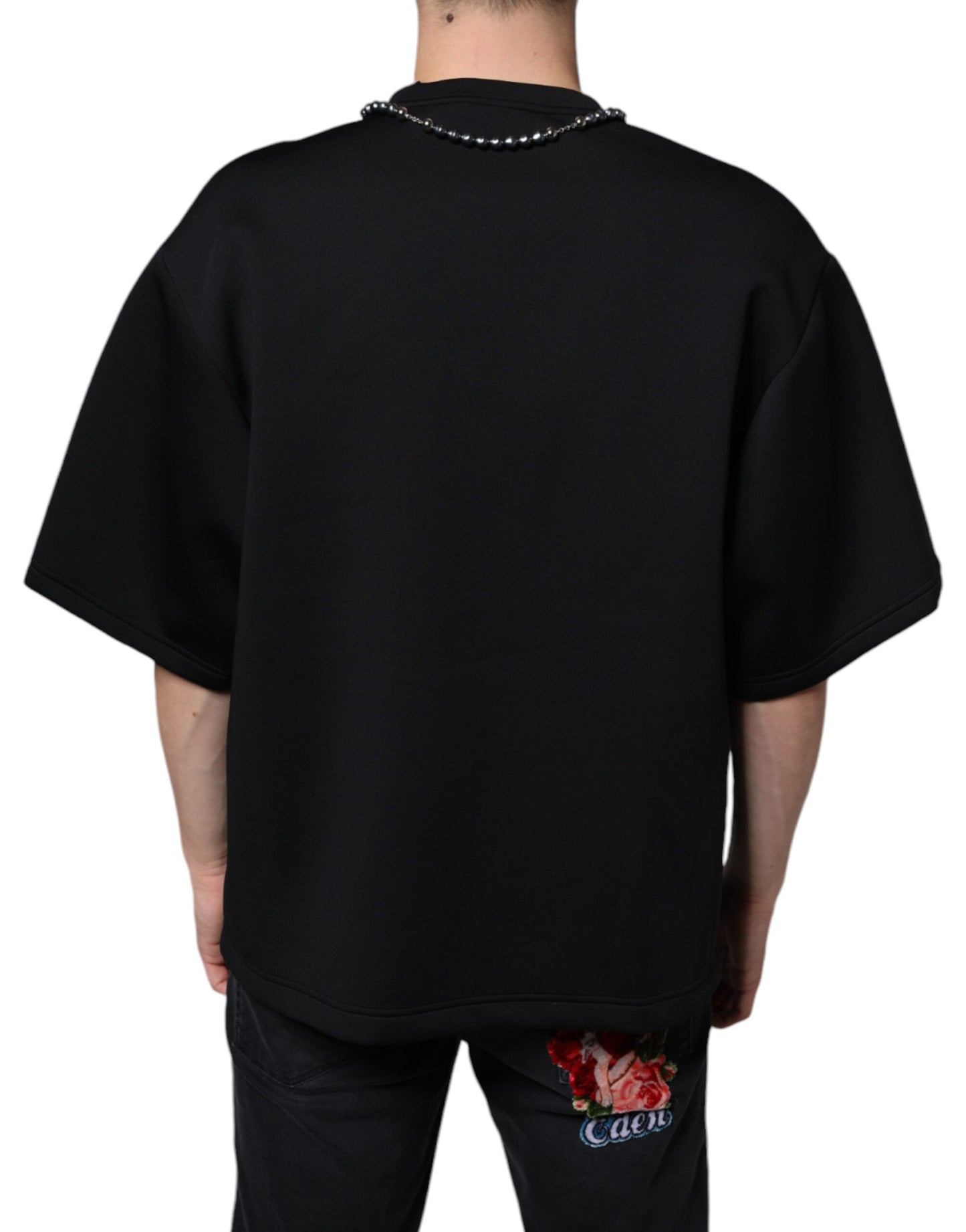T-shirt noir orné d'un collier en polyester