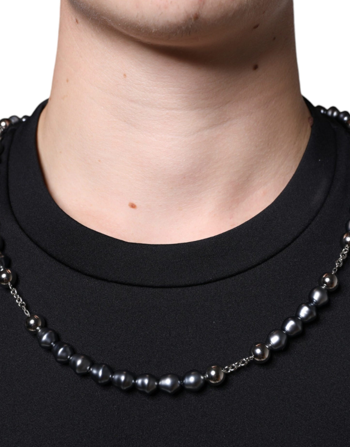 T-shirt noir orné d'un collier en polyester