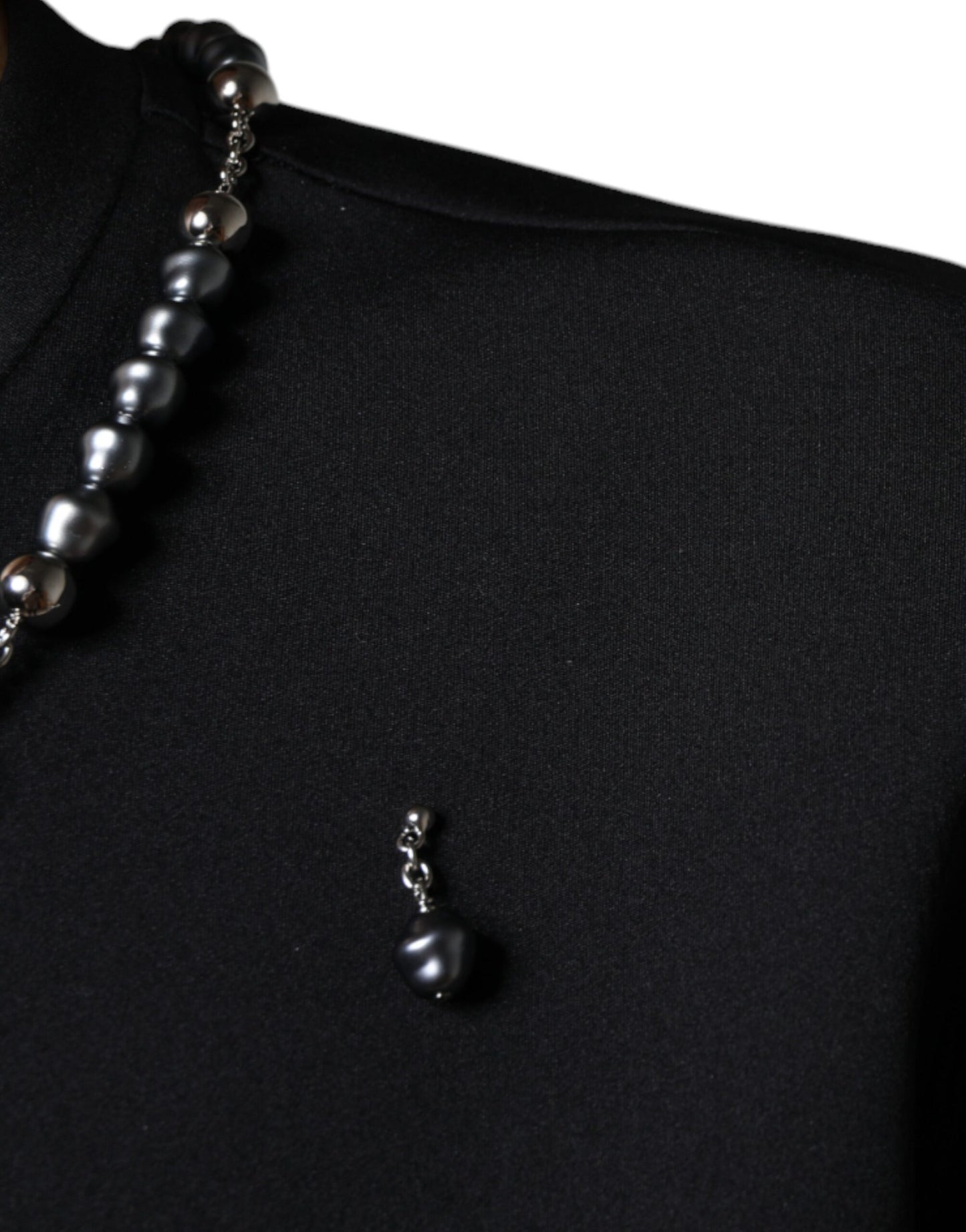 T-shirt noir orné d'un collier en polyester