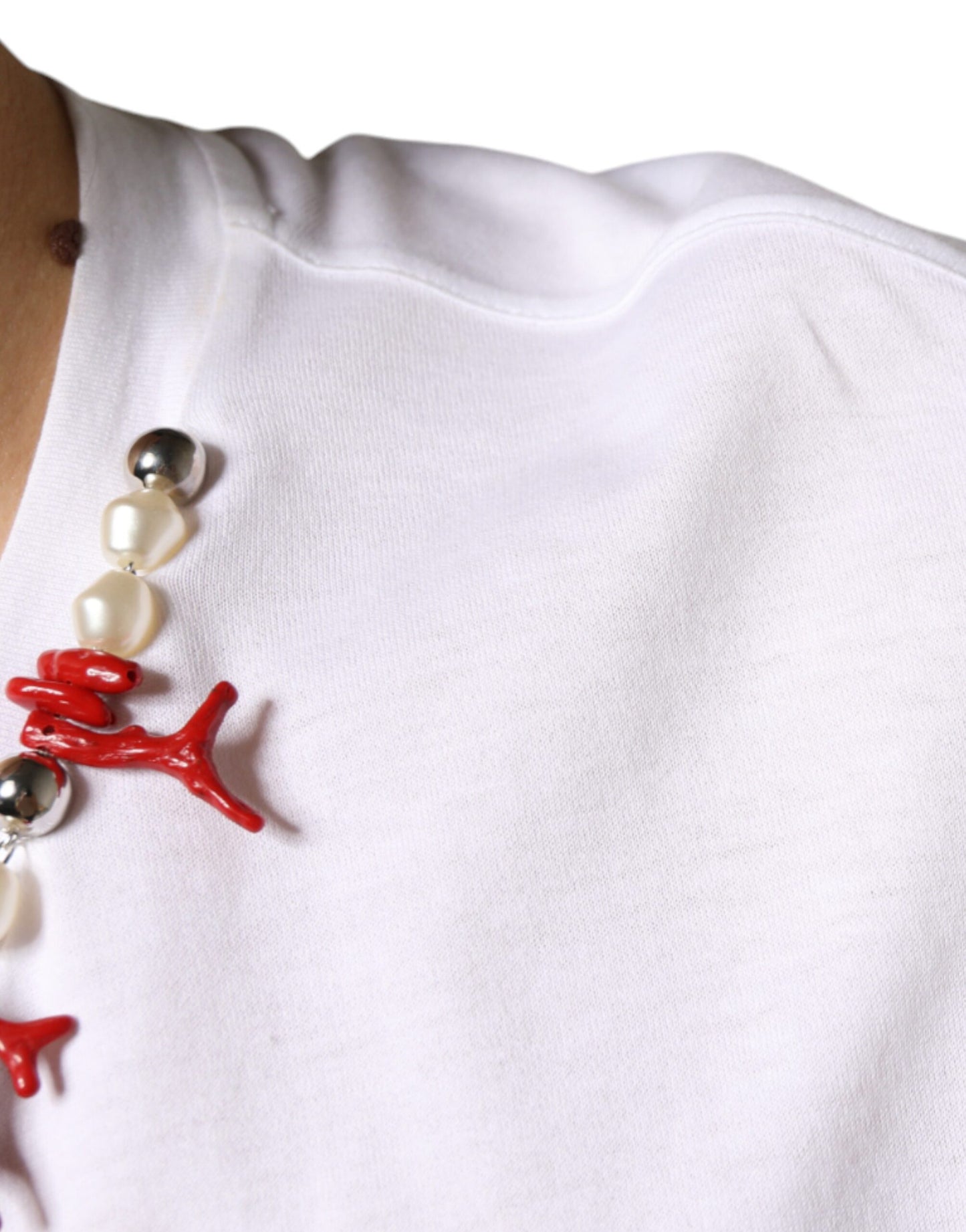 T-shirt en coton blanc orné d'un collier