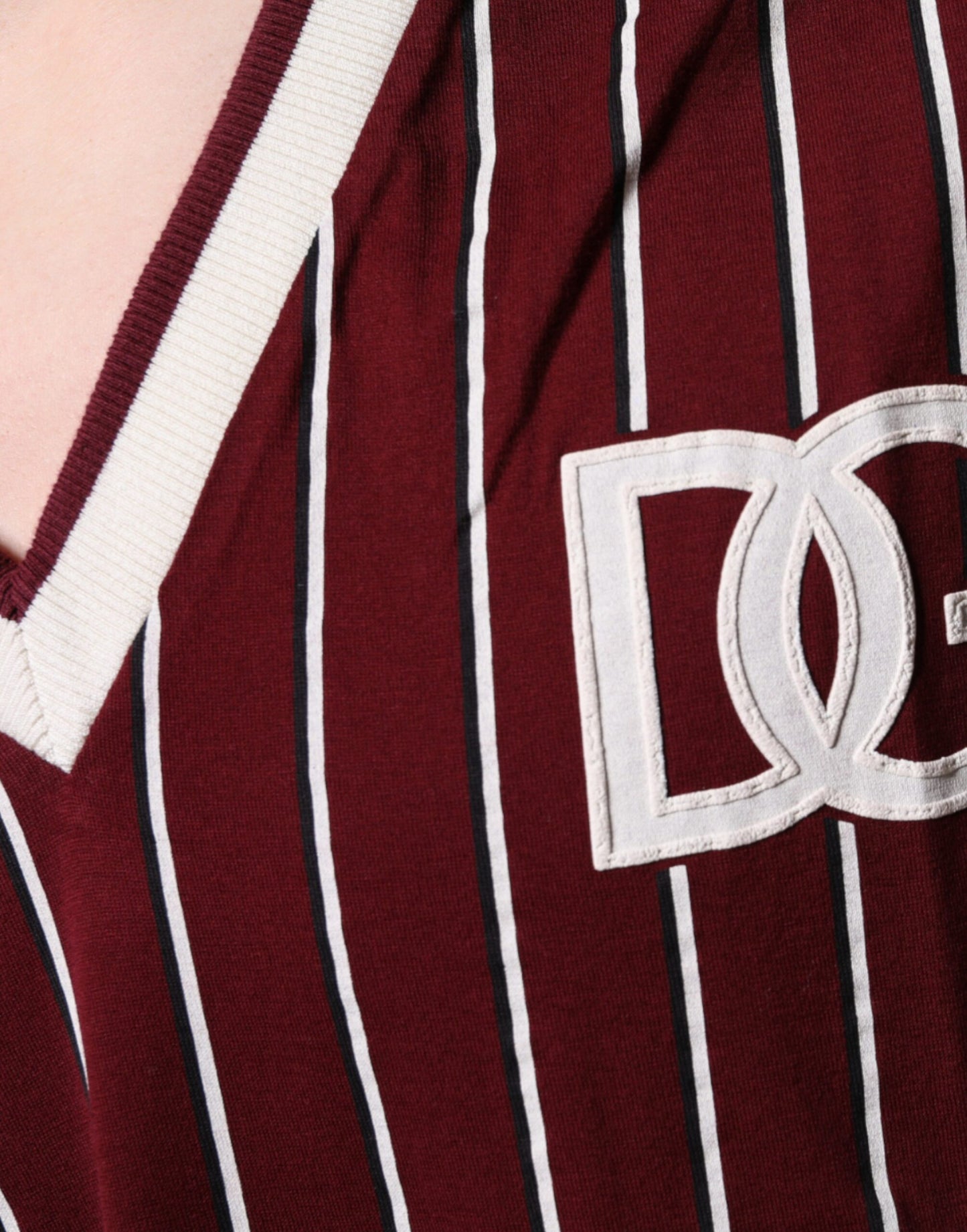 T-shirt col V en coton à rayures marron avec logo