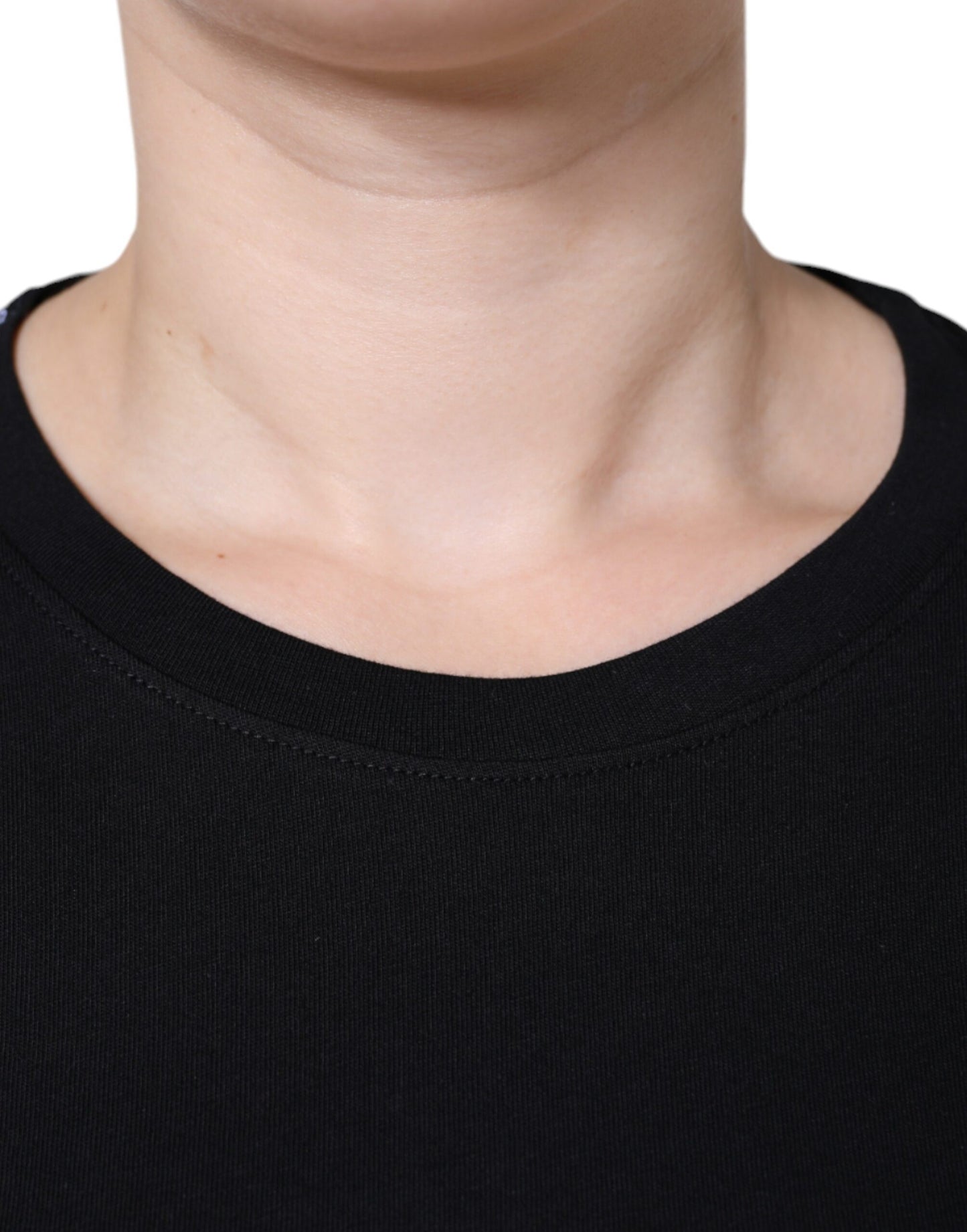 Camiseta negra de algodón con cuello redondo y manga corta