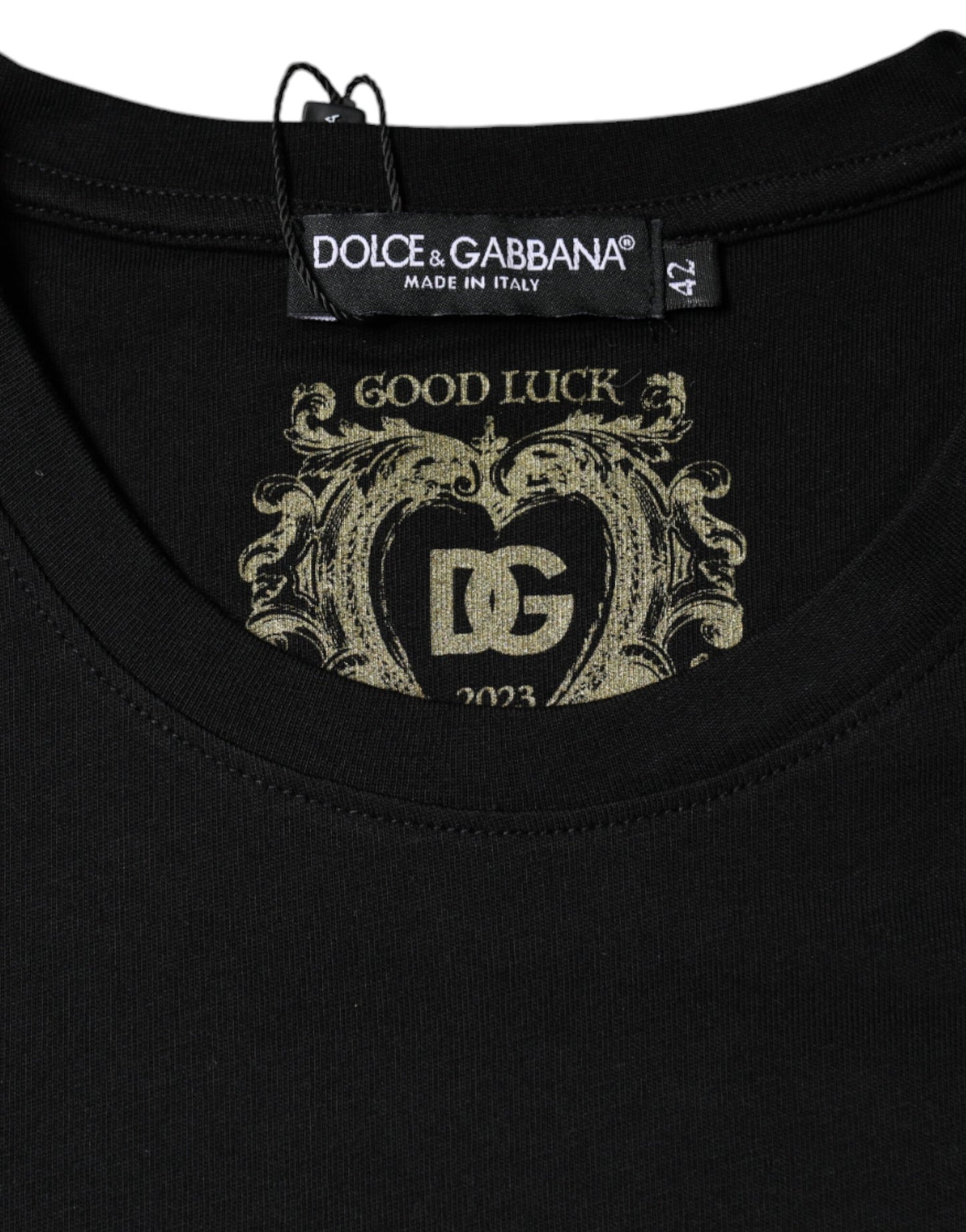 Camiseta negra de algodón con cuello redondo y manga corta