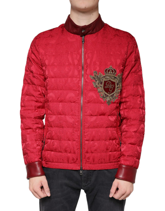 Chaqueta bomber acolchada roja con logo de corona dorada
