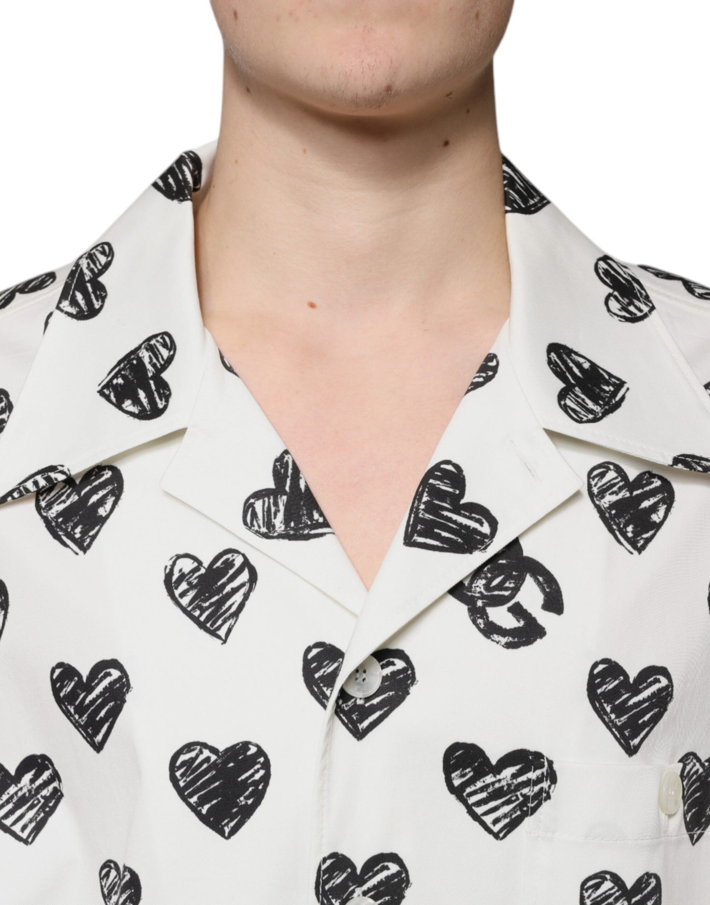 Camisa informal de manga corta con estampado de corazones blancos