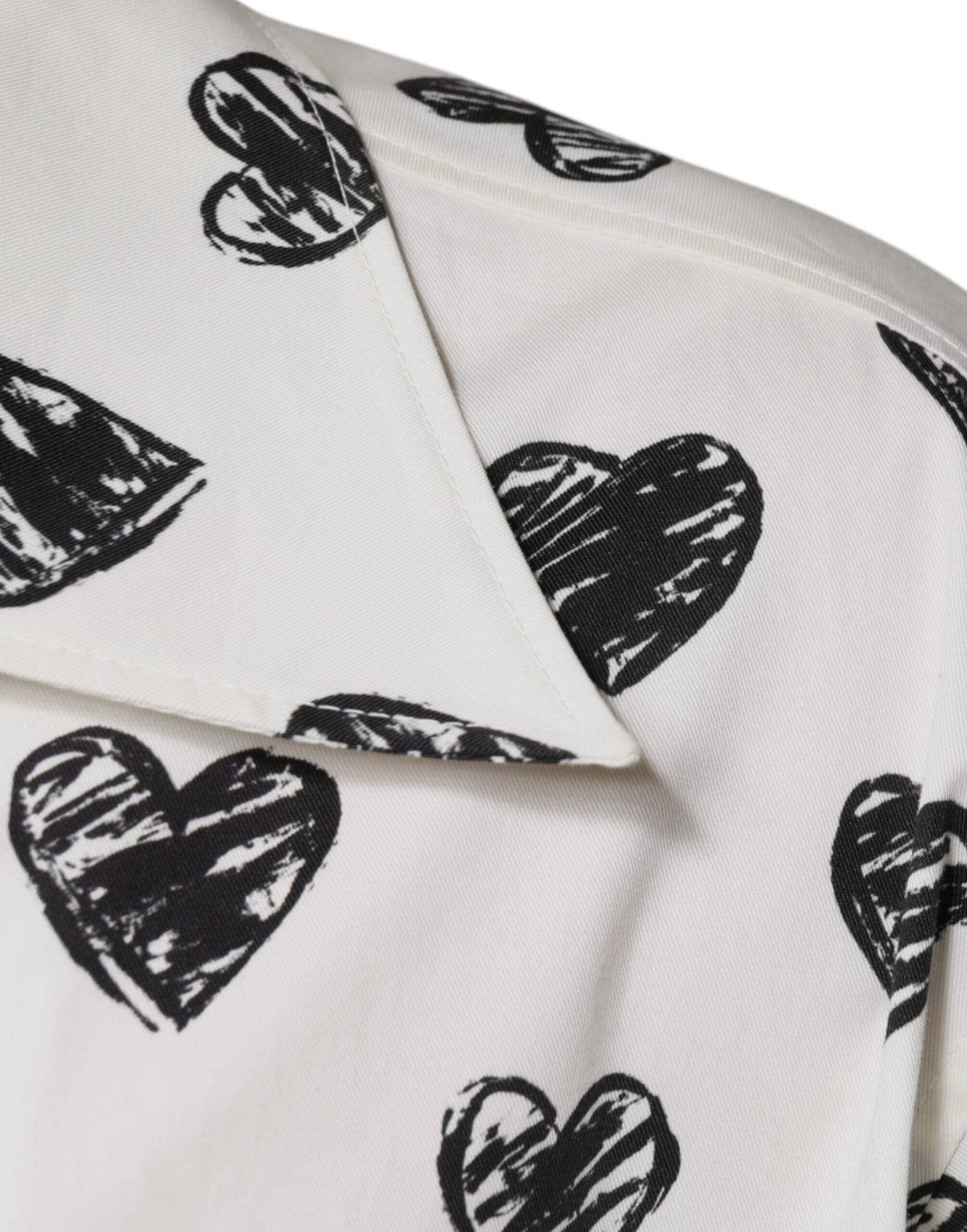 Camisa informal de manga corta con estampado de corazones blancos