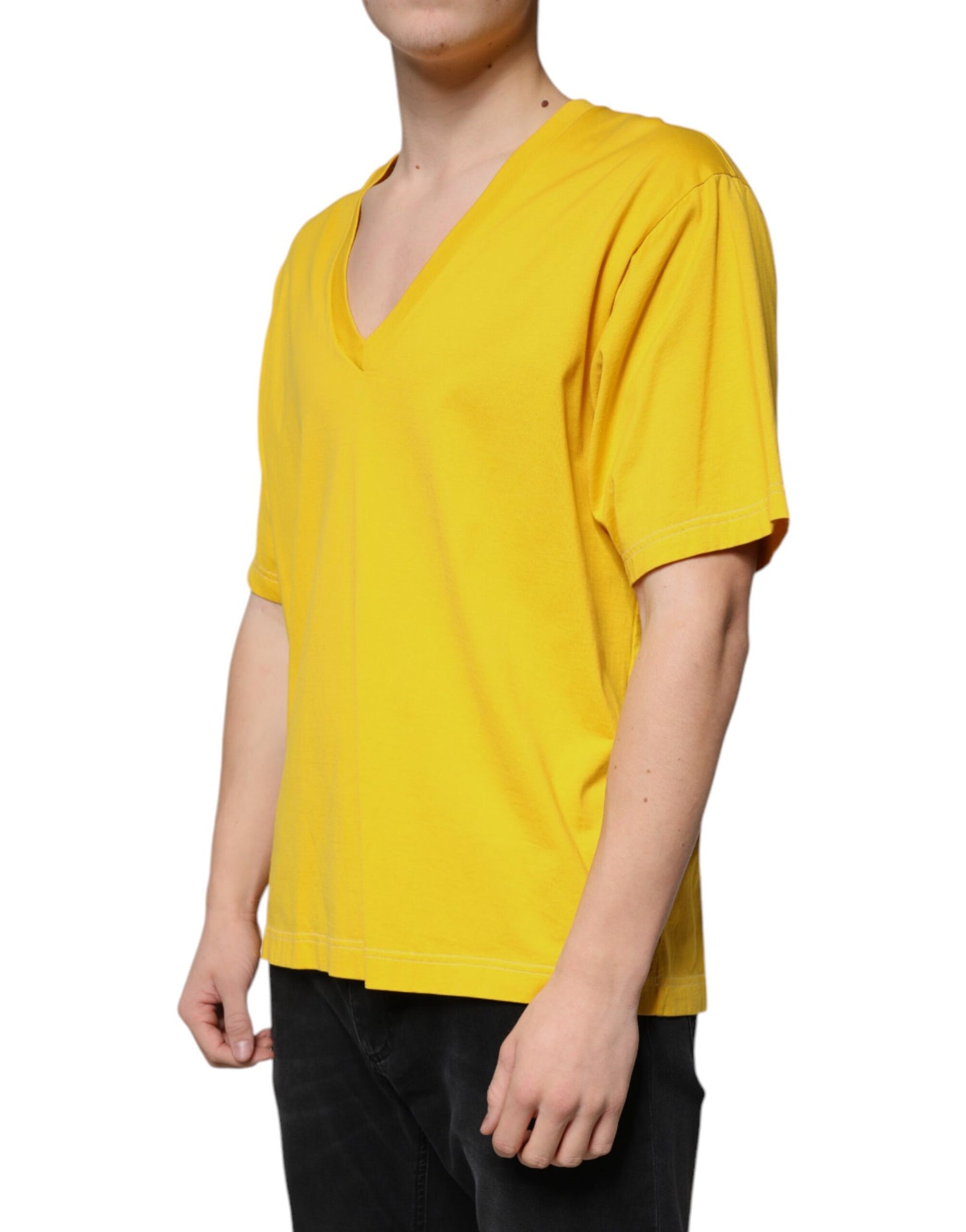 T-shirt jaune à manches courtes et col en V en coton