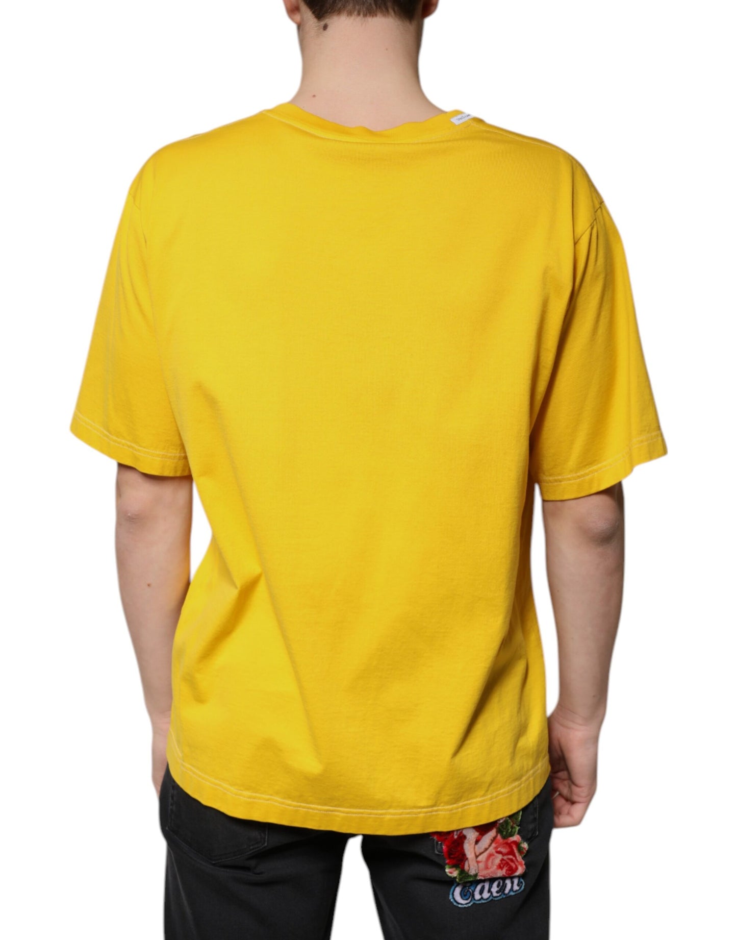 T-shirt jaune à manches courtes et col en V en coton