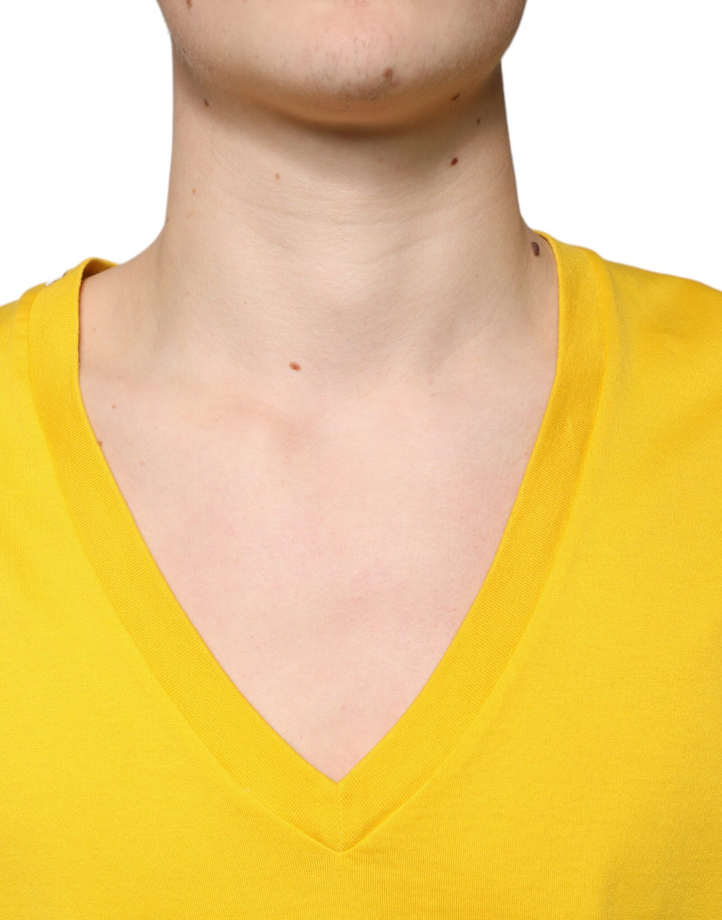 T-shirt jaune à manches courtes et col en V en coton