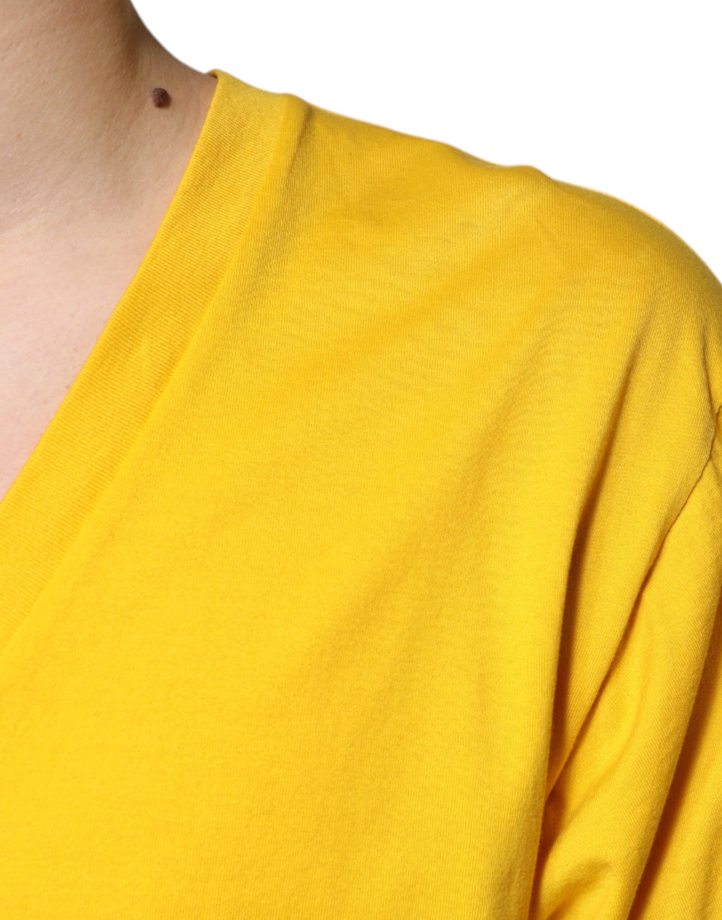 T-shirt jaune à manches courtes et col en V en coton