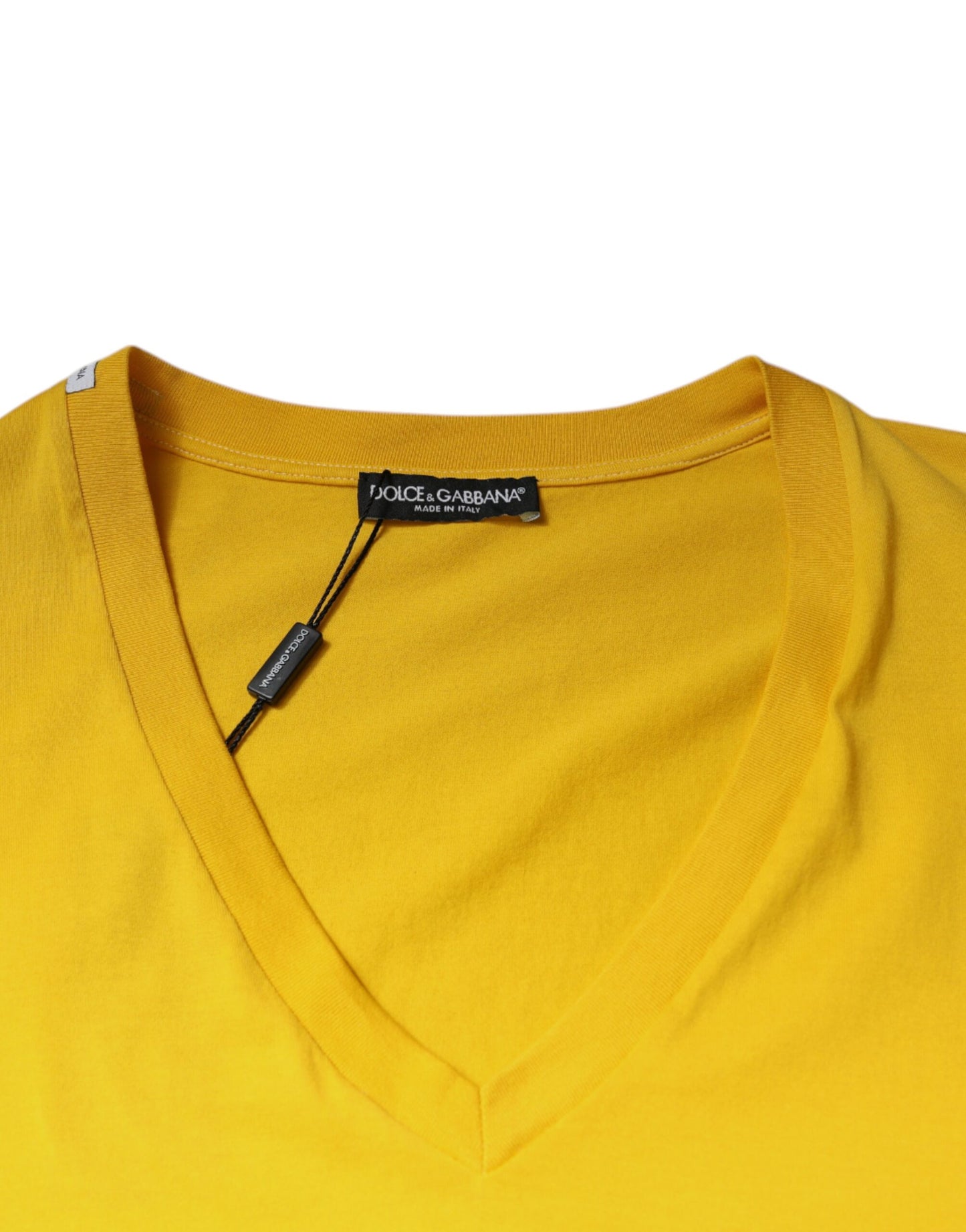 T-shirt jaune à manches courtes et col en V en coton