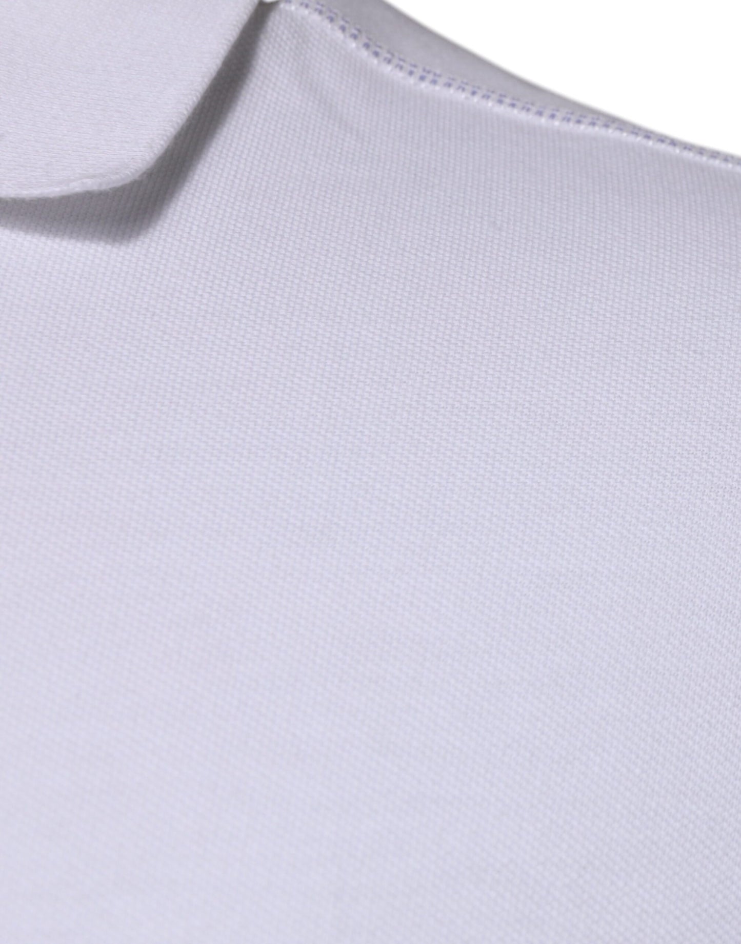 Polo à col en coton blanc avec logo et plaque