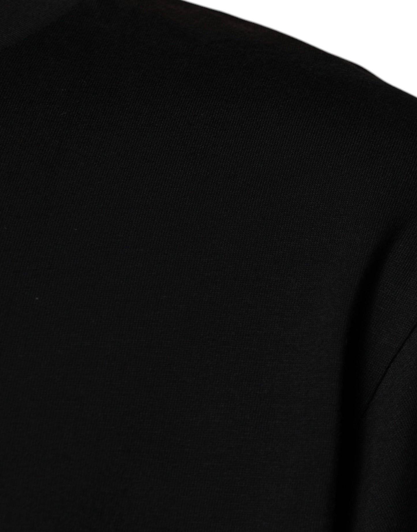 T-shirt noir à col rond et manches courtes