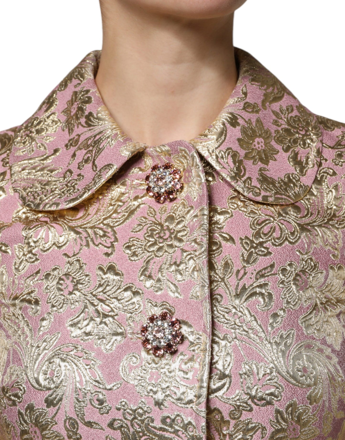 Veste manteau à boutons bijoux en jacquard rose métallisé doré