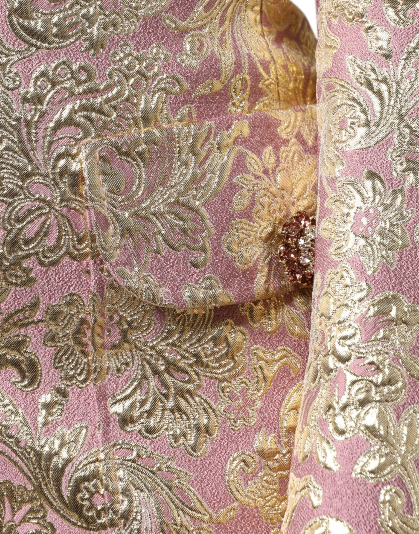 Veste manteau à boutons bijoux en jacquard rose métallisé doré