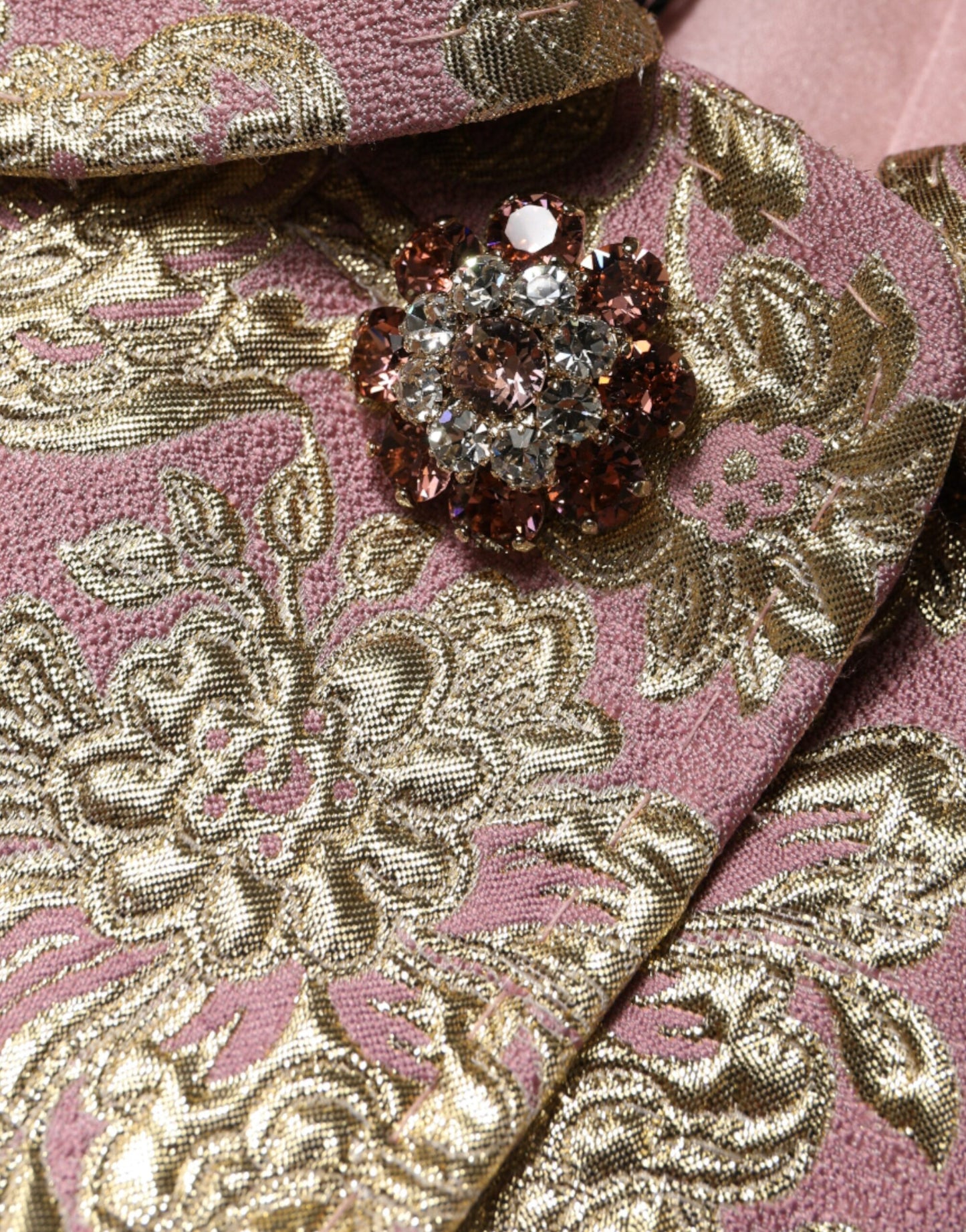 Veste manteau à boutons bijoux en jacquard rose métallisé doré