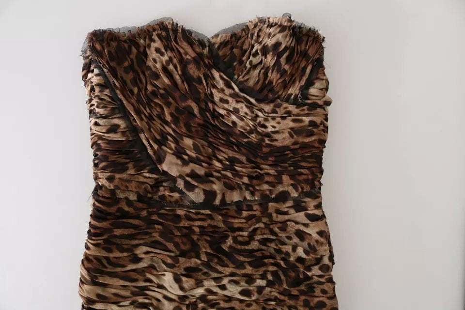 Vestido largo estilo sirena fruncido en gasa de seda con estampado de leopardo marrón