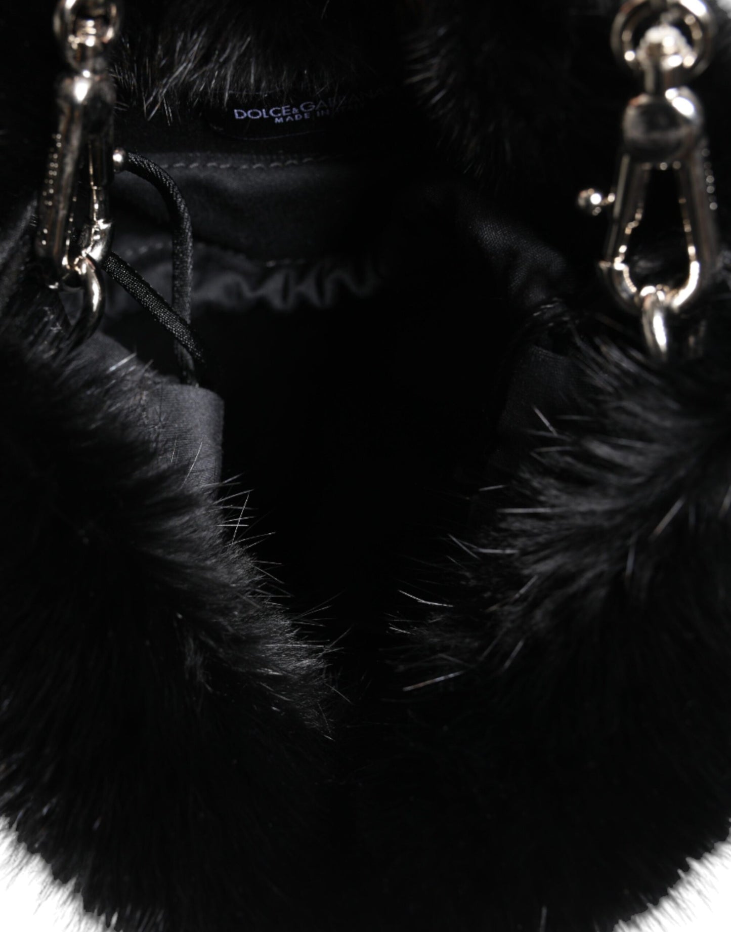 Sac à bandoulière en fausse fourrure noire avec chaîne argentée
