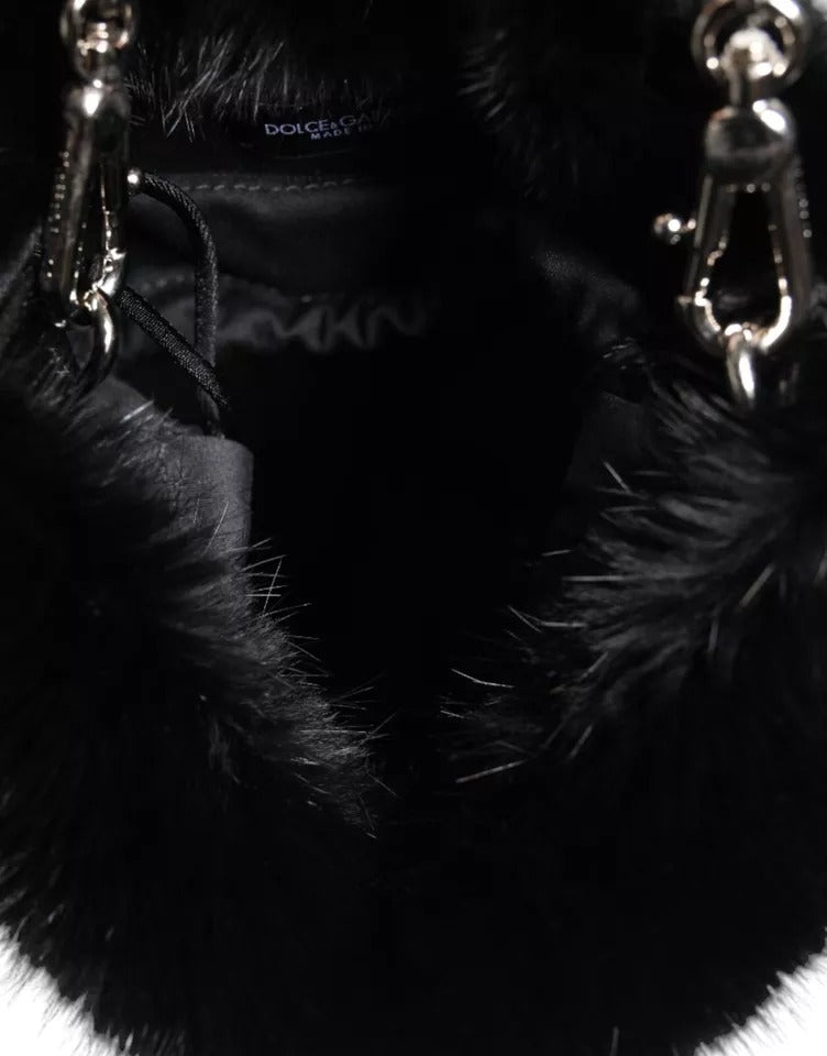 Sac à bandoulière en fausse fourrure noire avec chaîne argentée