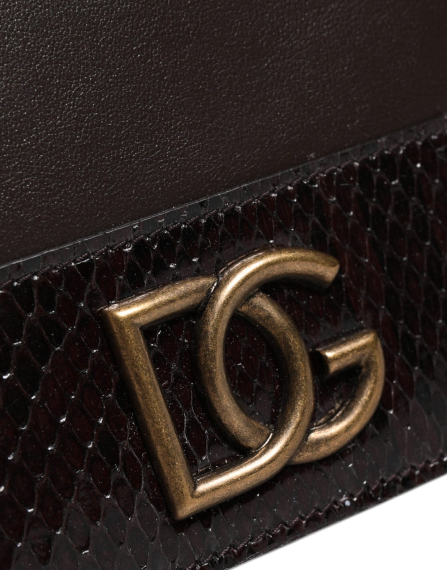 Cartera con correa para el hombro y tarjetero de cuero marrón con logotipo DG