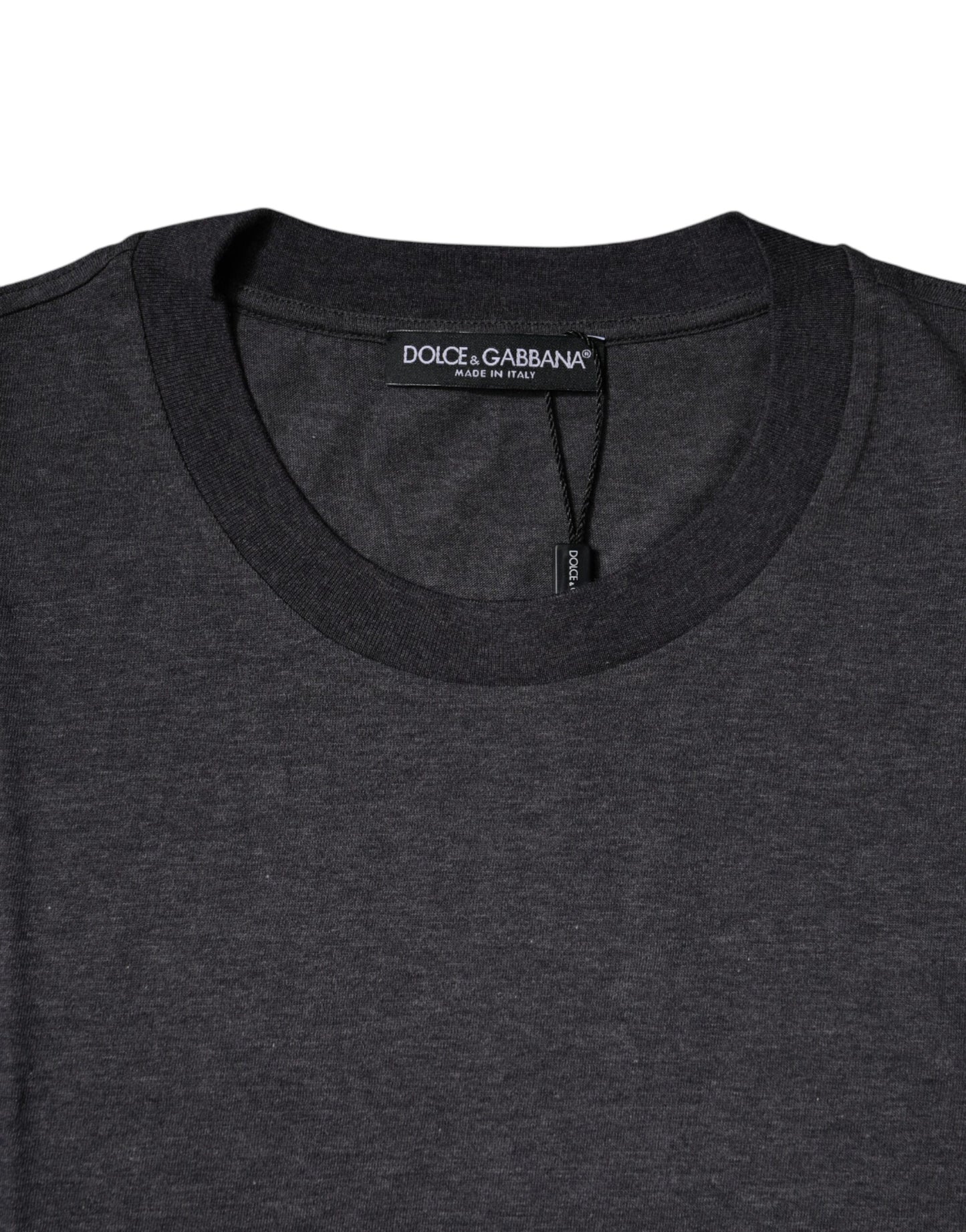 T-shirt gris foncé à col ras du cou et manches courtes