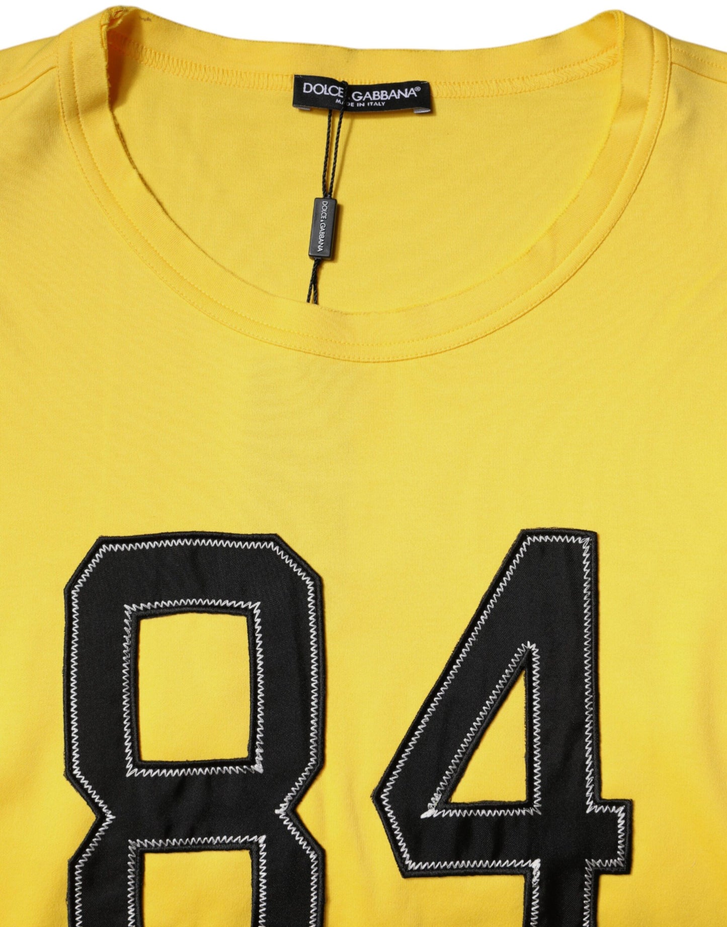 T-shirt jaune à col rond et manches courtes
