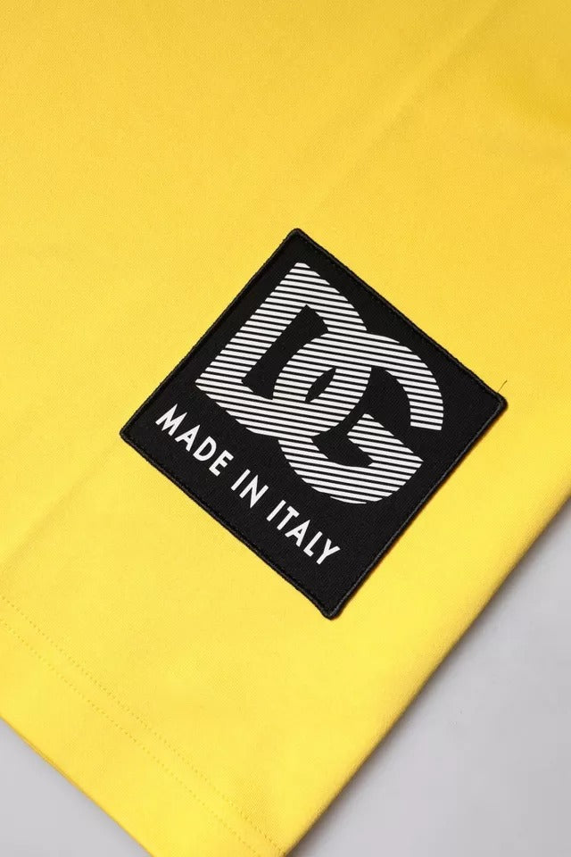 T-shirt jaune à col rond et manches courtes