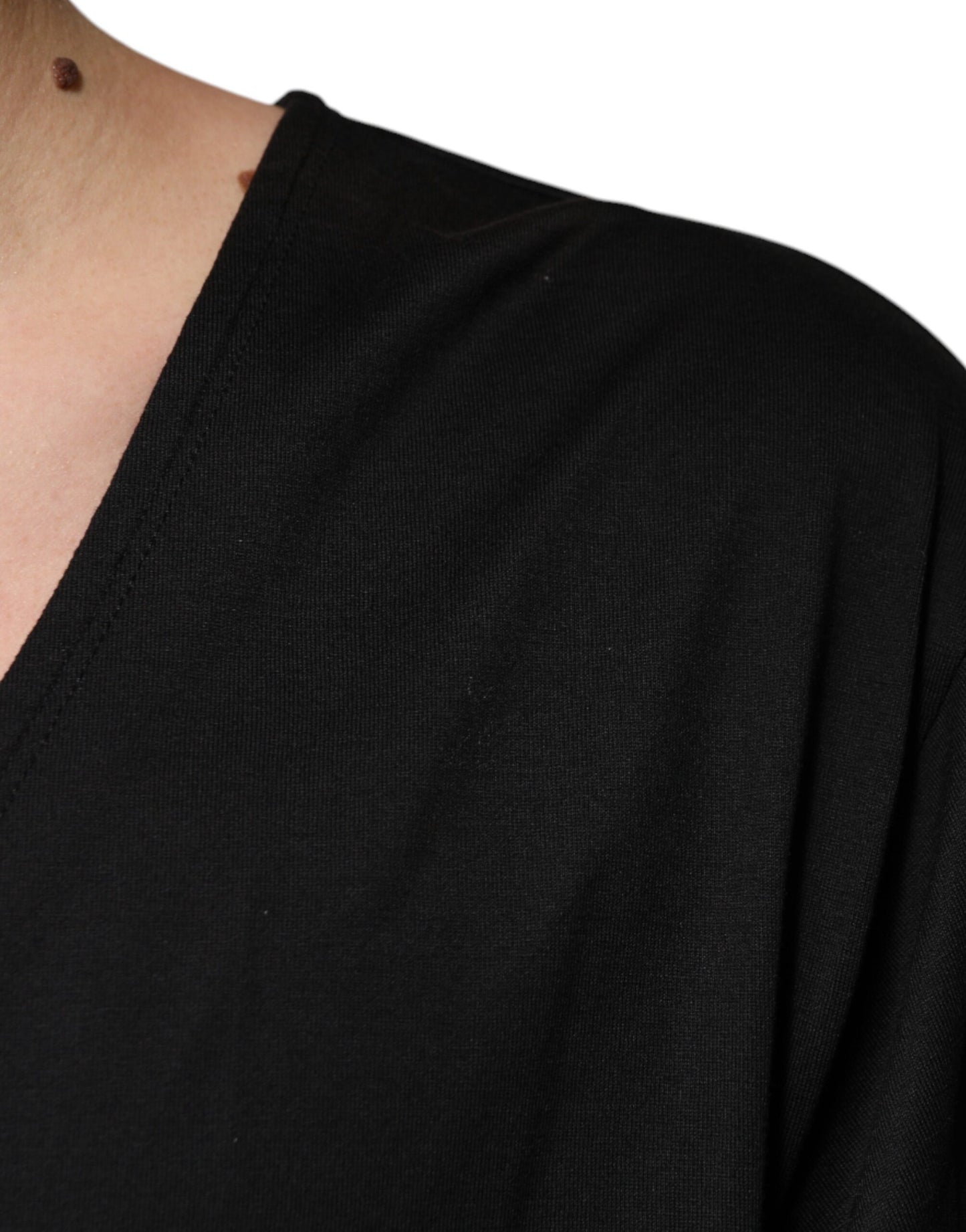 T-shirt noir à manches courtes et col en V en coton