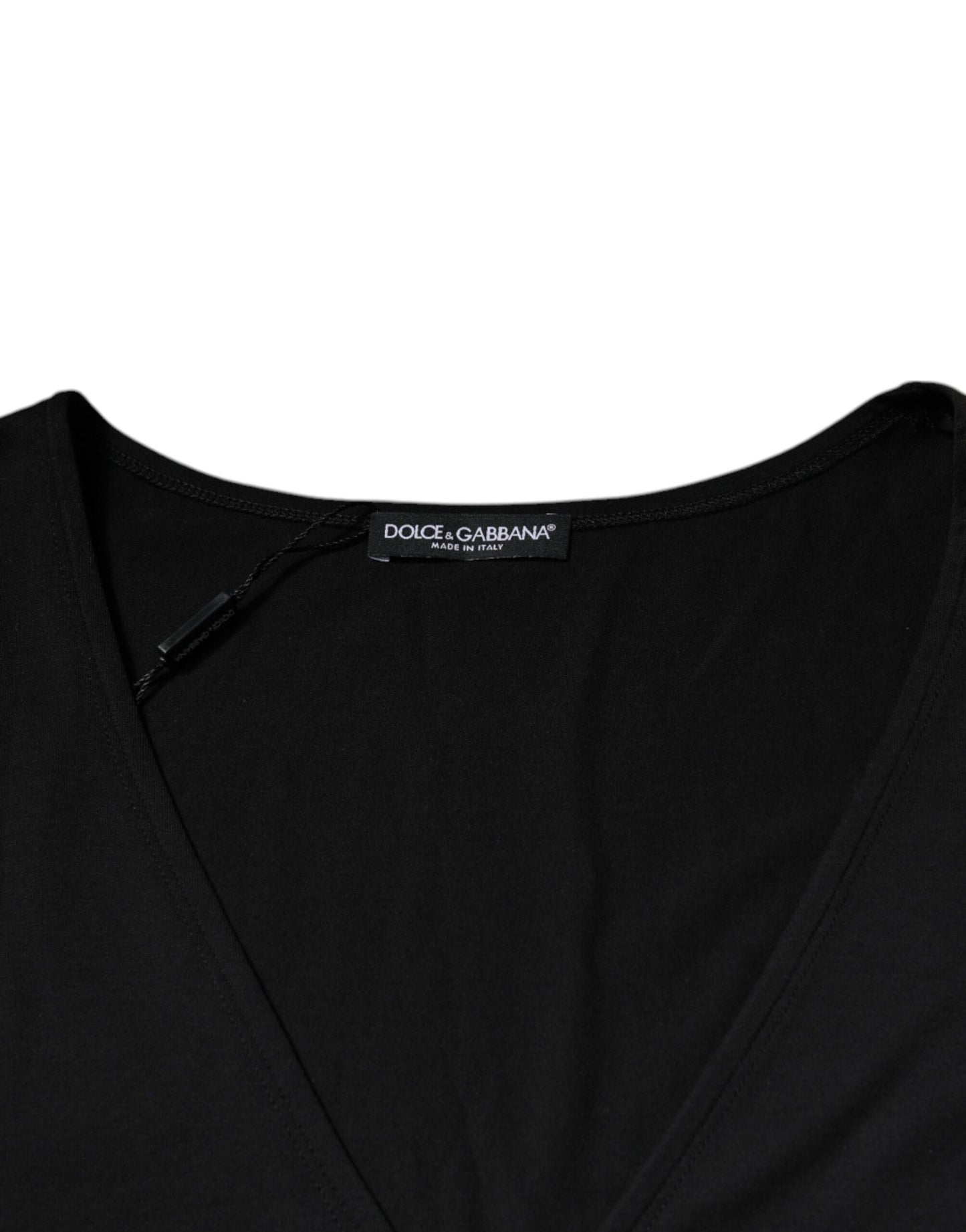 T-shirt noir à manches courtes et col en V en coton