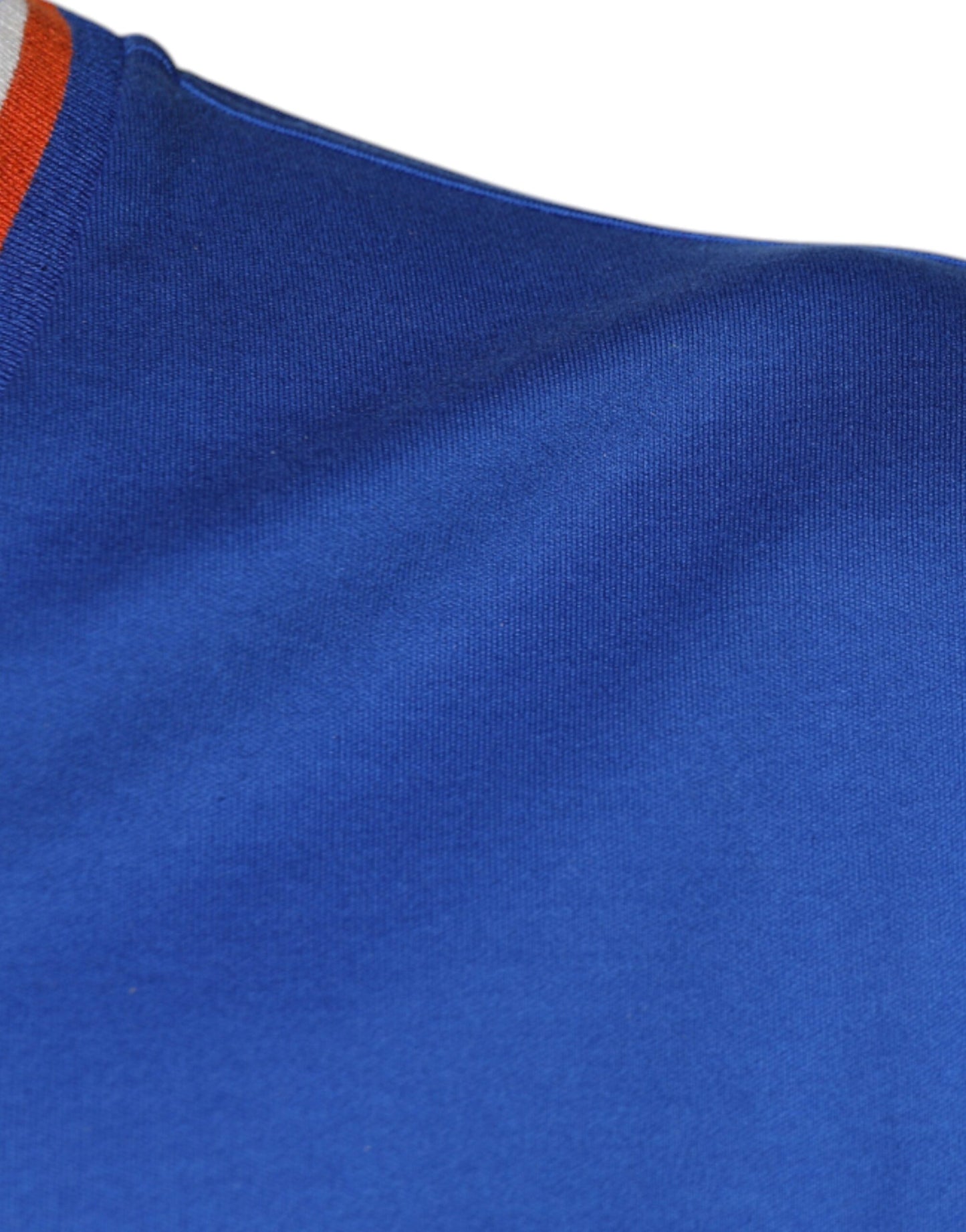 T-shirt à manches courtes et col en V avec logo bleu