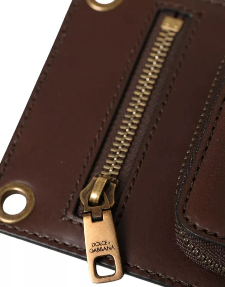 Cartera de piel de becerro marrón con cremallera y logotipo para llevar al hombro y al cuello