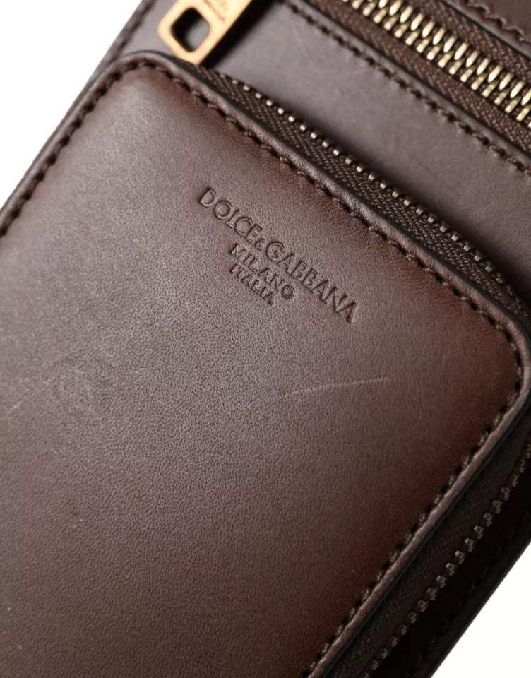 Cartera de piel de becerro marrón con cremallera y logotipo para llevar al hombro y al cuello