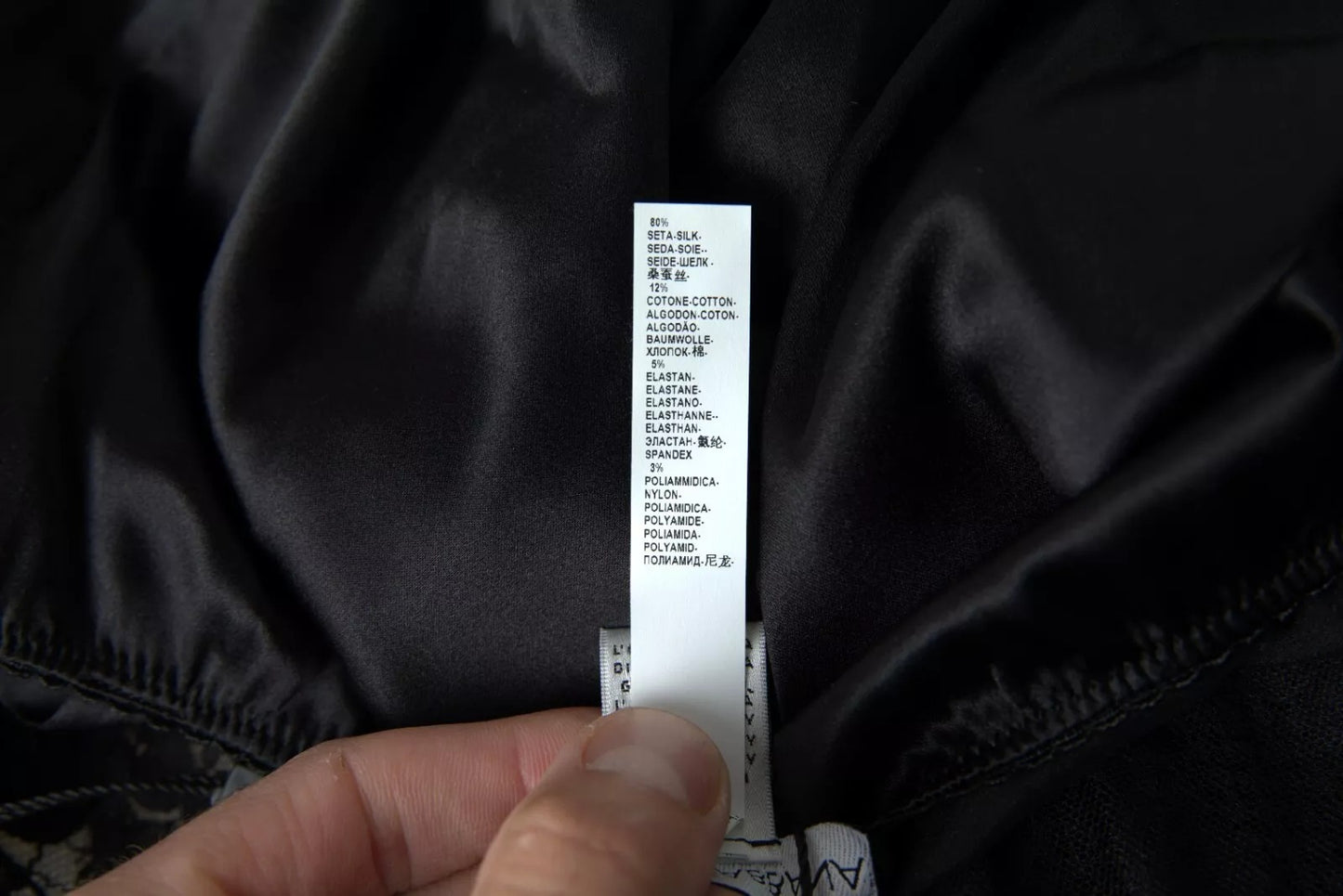 Camisola de seda con encaje negro para dormir