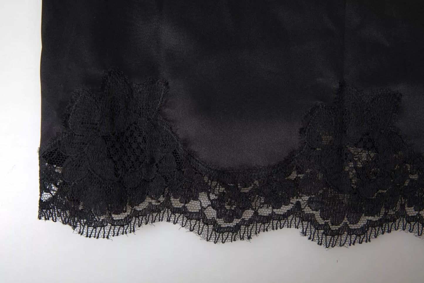 Camisola de seda con encaje negro para dormir