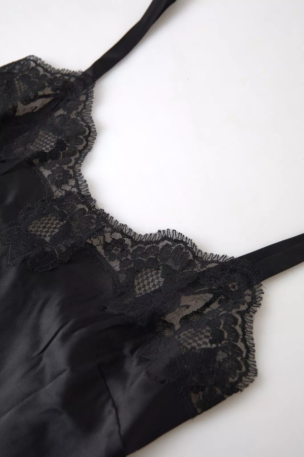 Camisola de seda con encaje negro para dormir