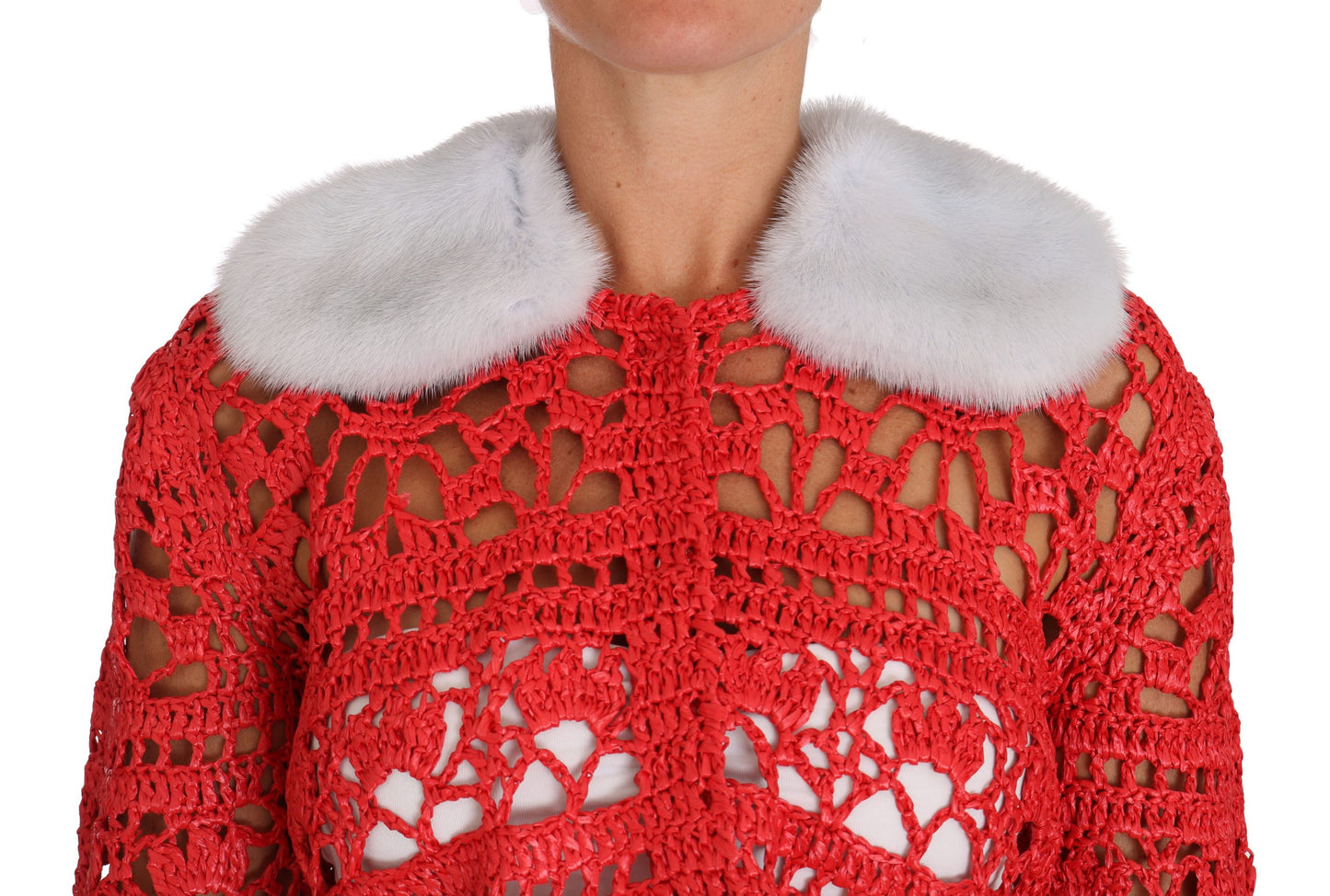 Suéter de rafia tejido a crochet con cárdigan rojo