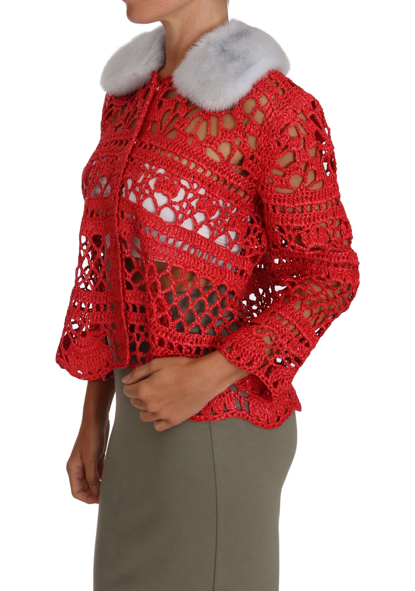 Suéter de rafia tejido a crochet con cárdigan rojo