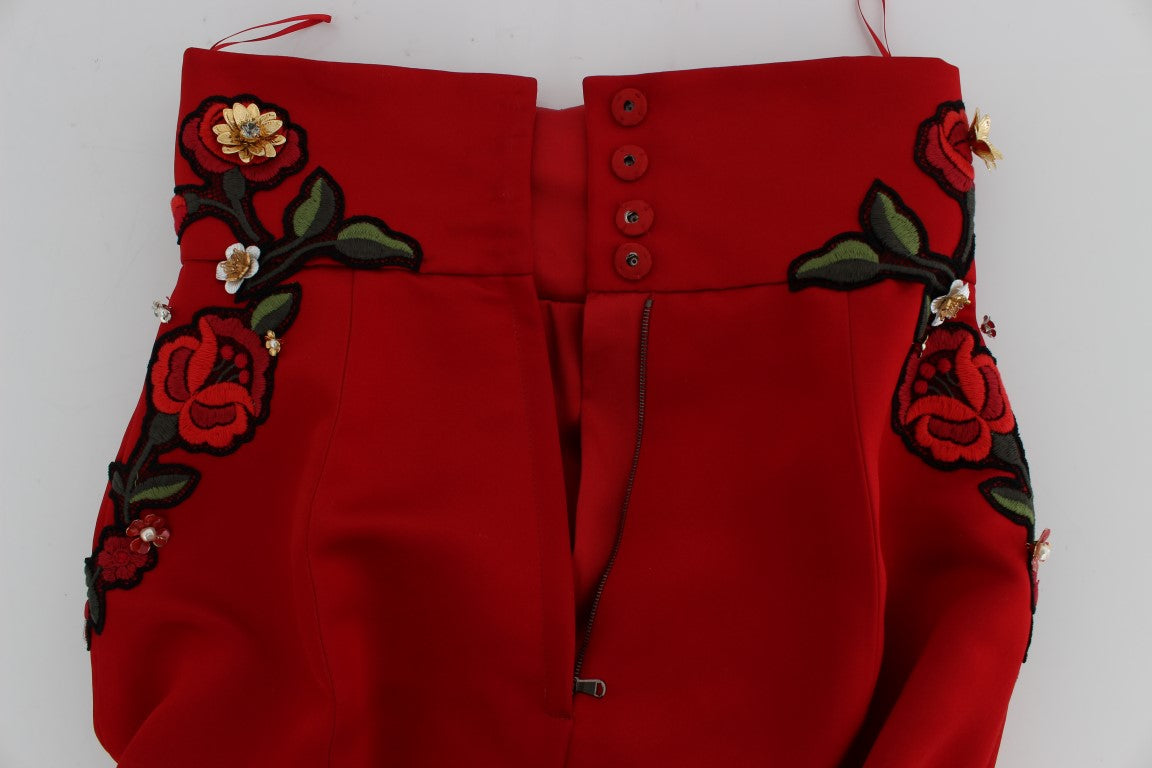 Short en soie rouge avec roses en cristal