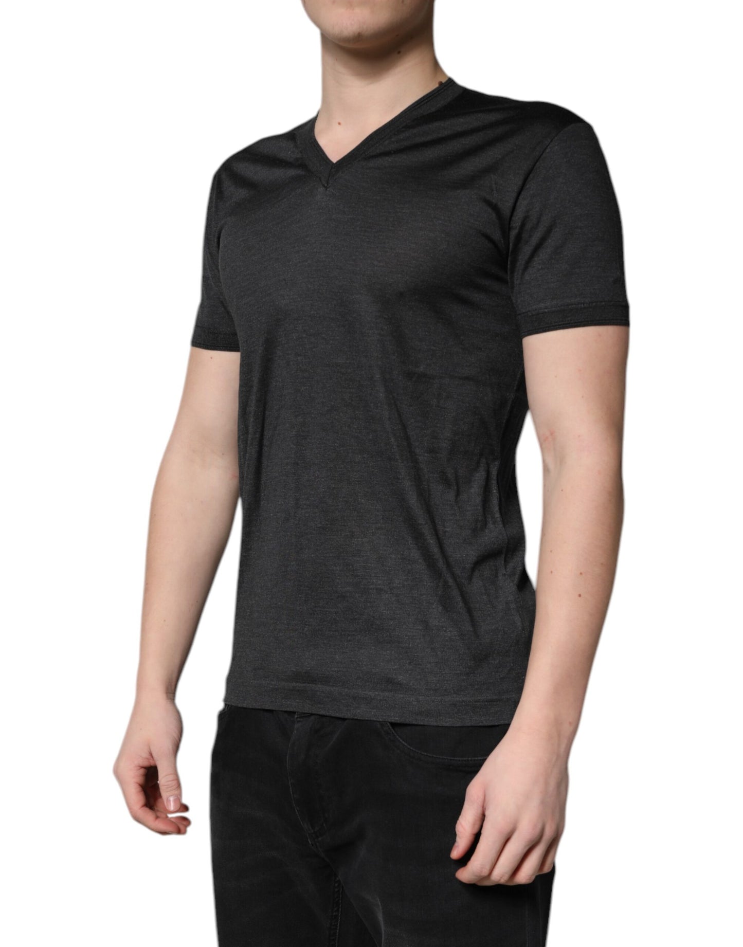 T-shirt à manches courtes et col en V en soie gris foncé