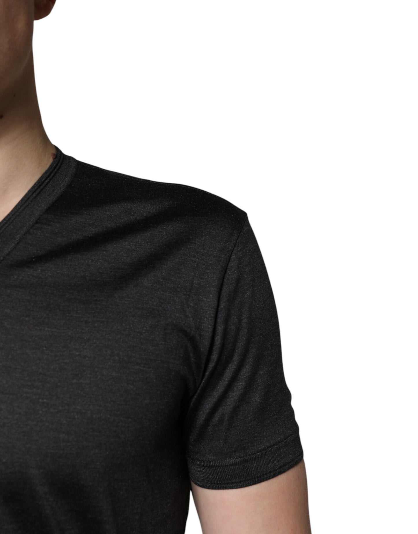 T-shirt à manches courtes et col en V en soie gris foncé